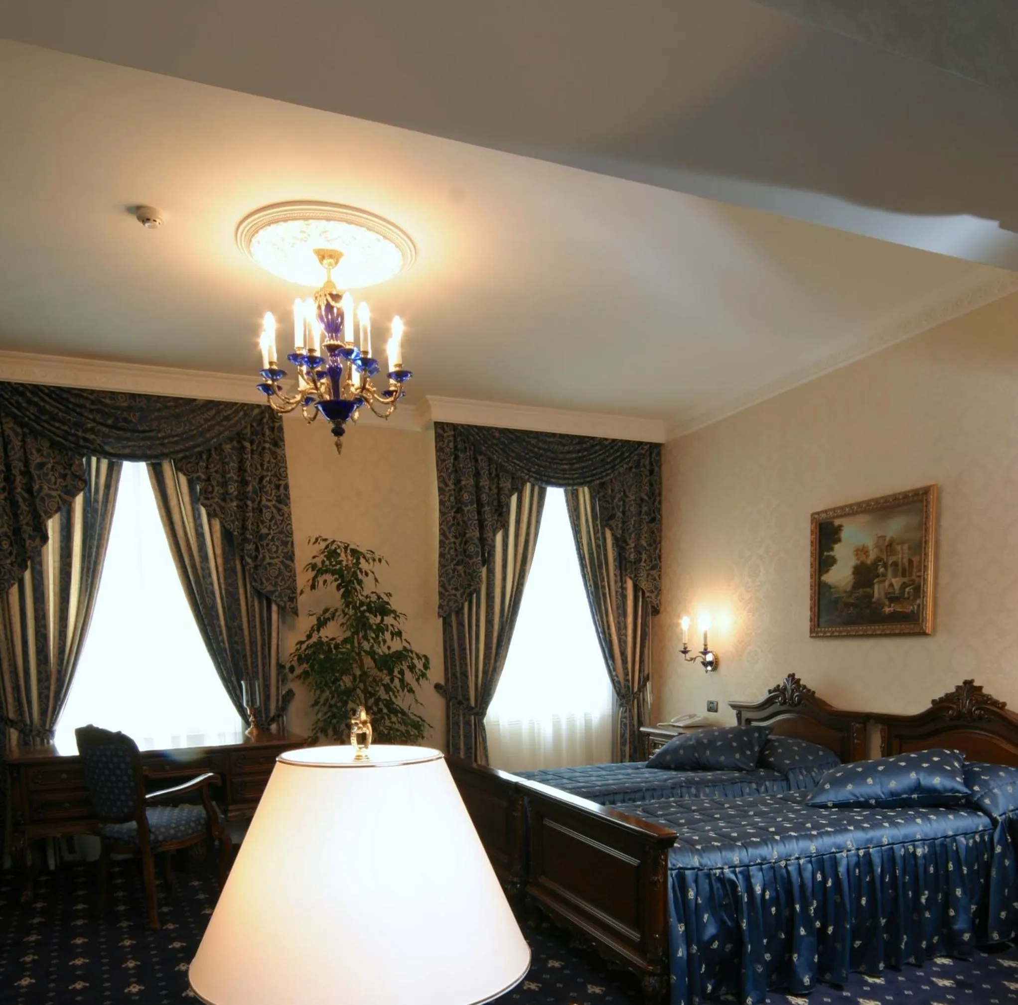 Bedroom, Bed in Grand Hotel London