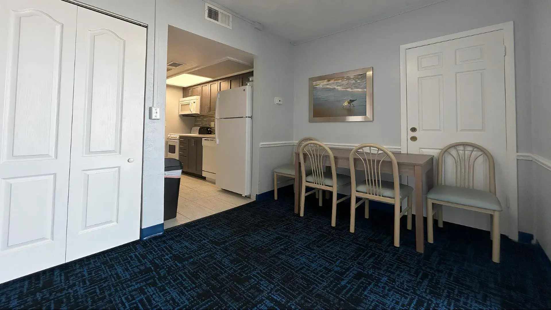 Kitchen or kitchenette, Dining Area in Ocean East Resort Club