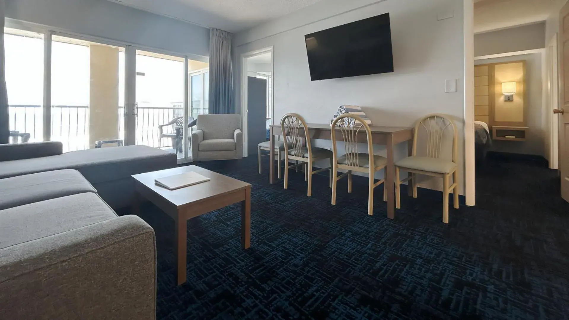 Communal lounge/ TV room, Seating Area in Ocean East Resort Club