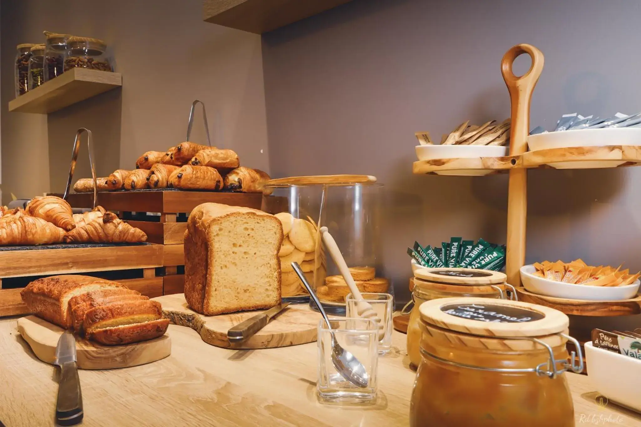 Buffet breakfast in Logis Hôtel du Parc Buffet breakfast in Logis Hôtel du Parc