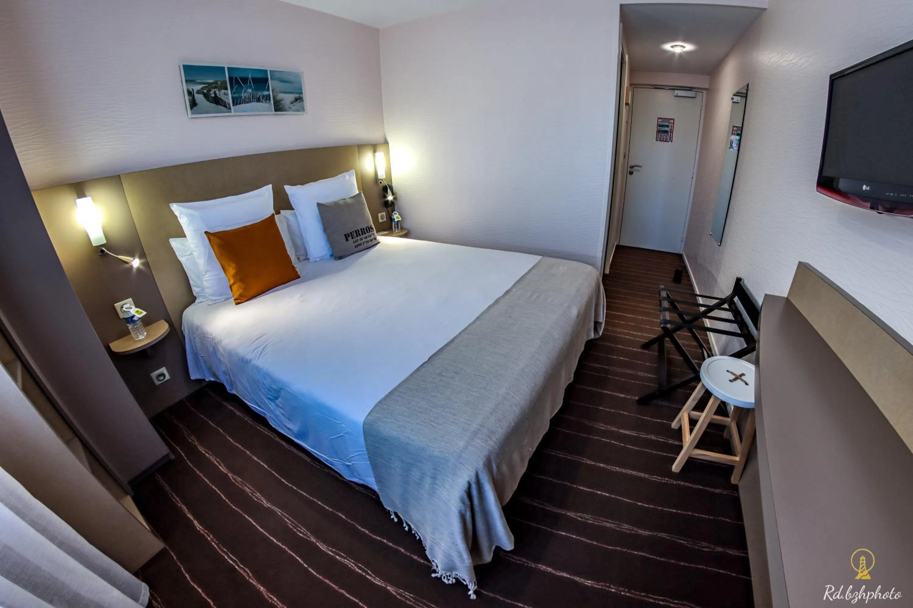 Photo of the whole room, Bed in Logis Hôtel du Parc