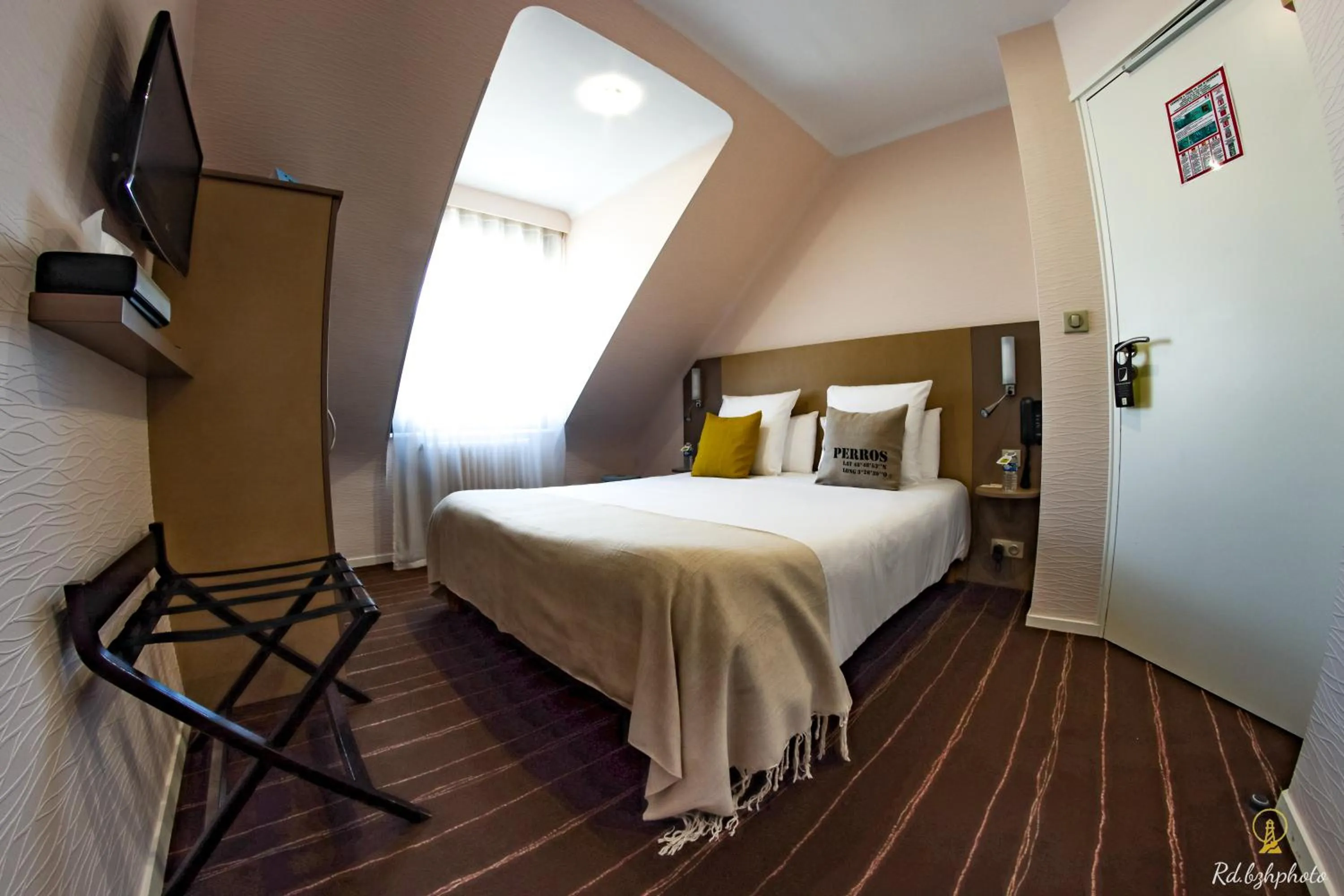 Photo of the whole room, Bed in Logis Hôtel du Parc