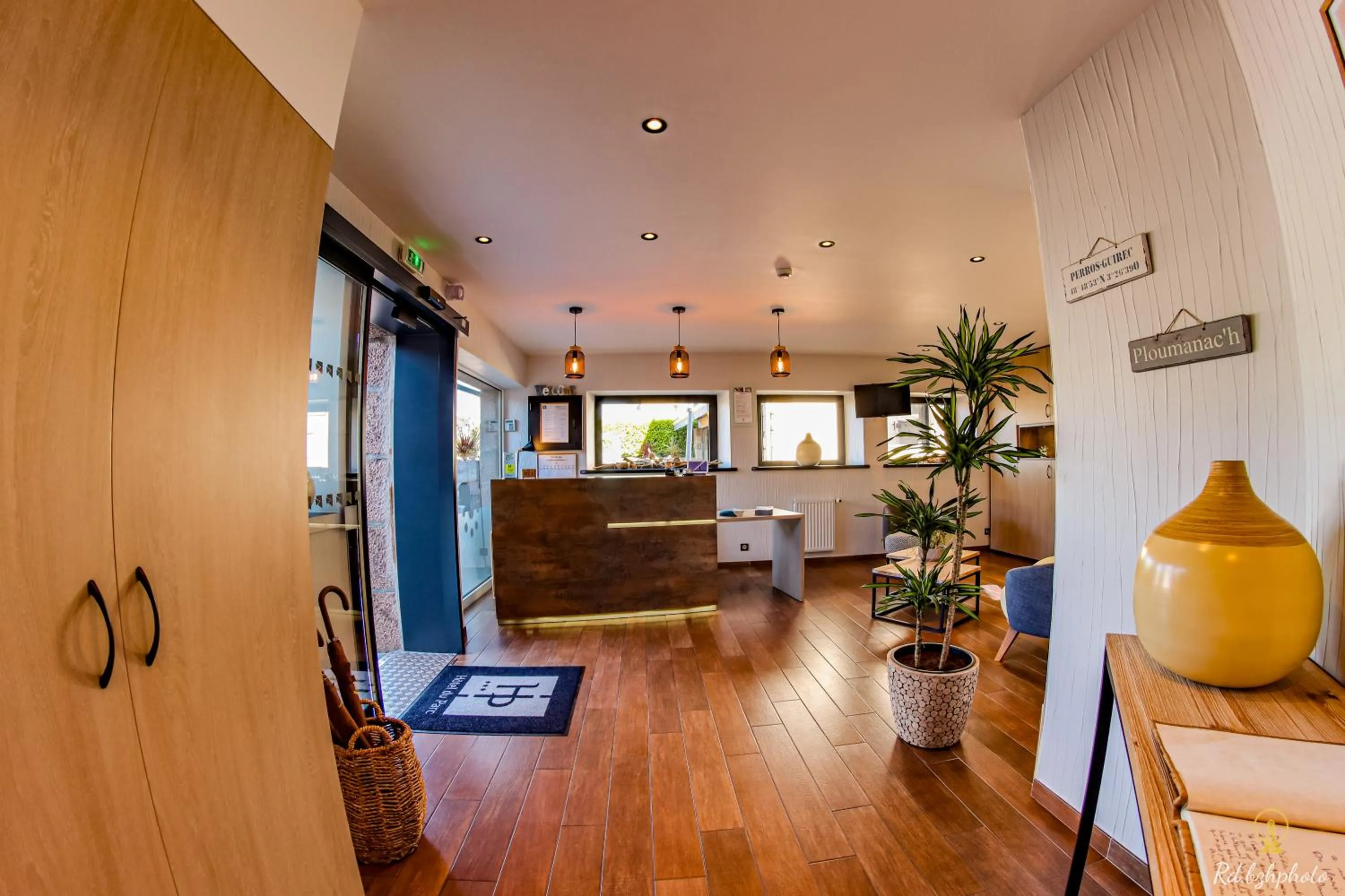 Lobby or reception in Logis Hôtel du Parc