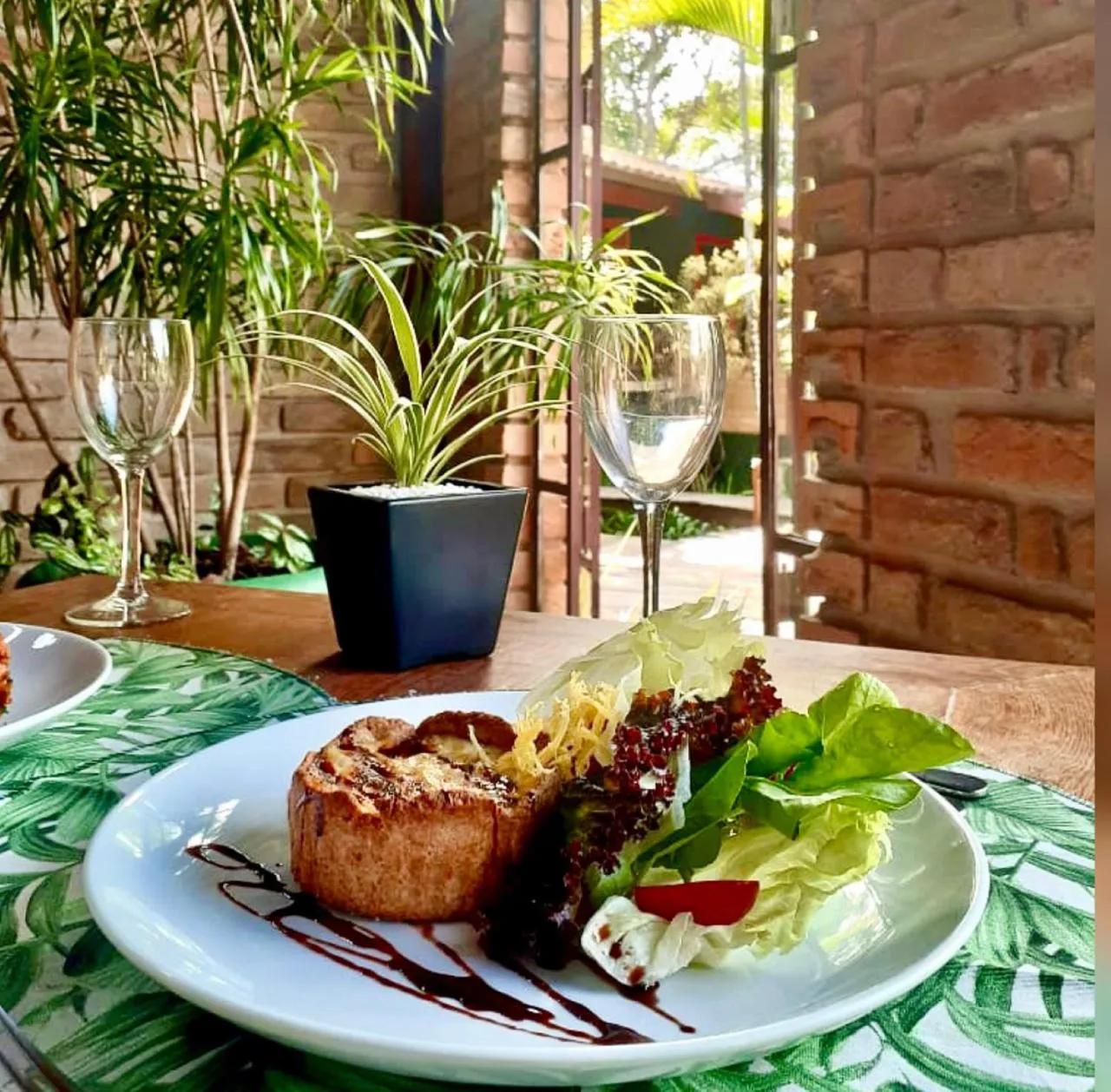 Restaurant/places to eat in Villa Bebek Hotel