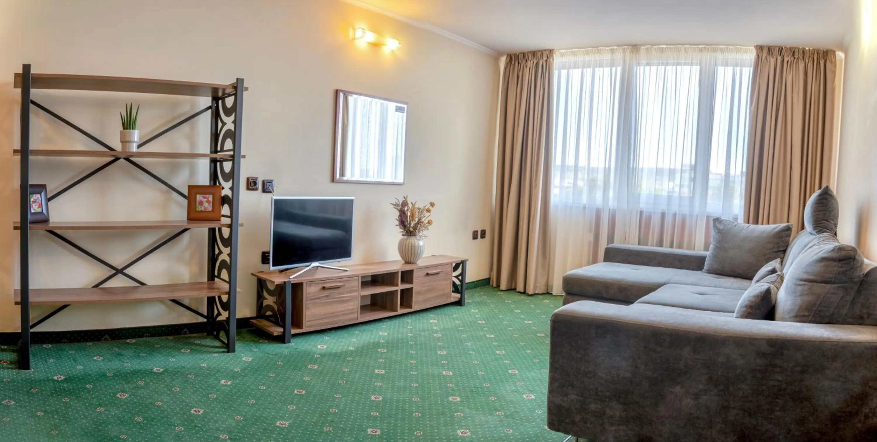 Communal lounge/ TV room in Hotel Orbita