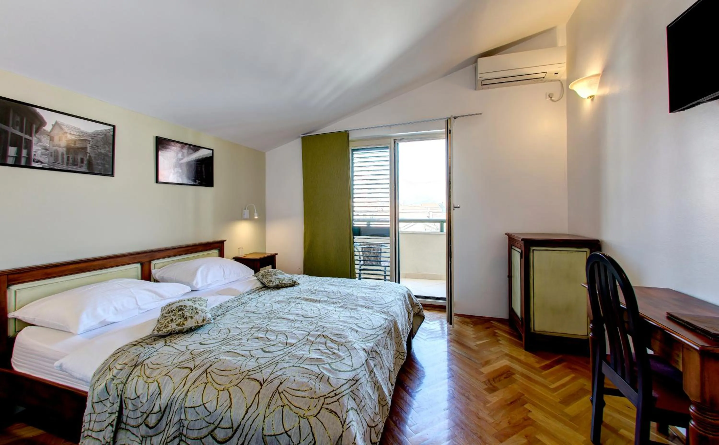 Photo of the whole room, Bed in Villa Fortuna