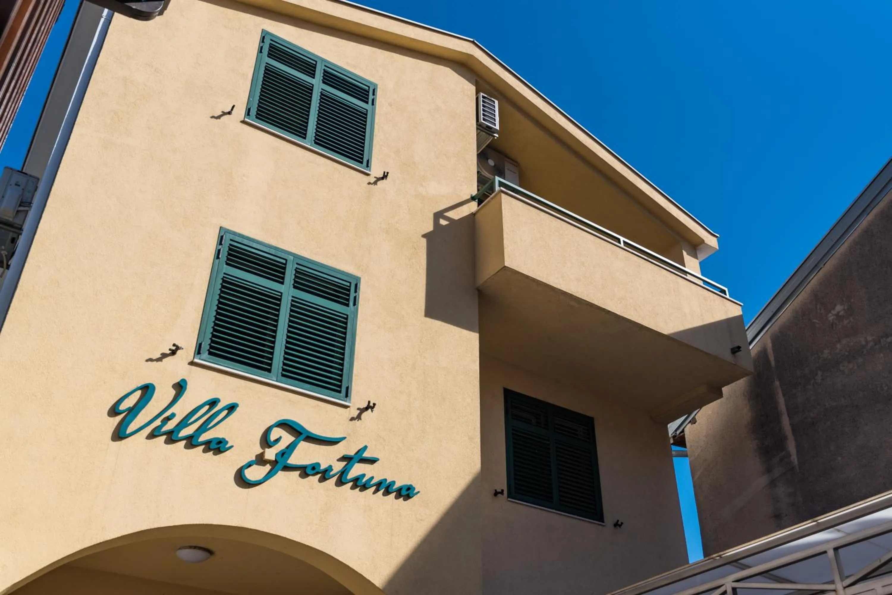 Facade/entrance in Villa Fortuna