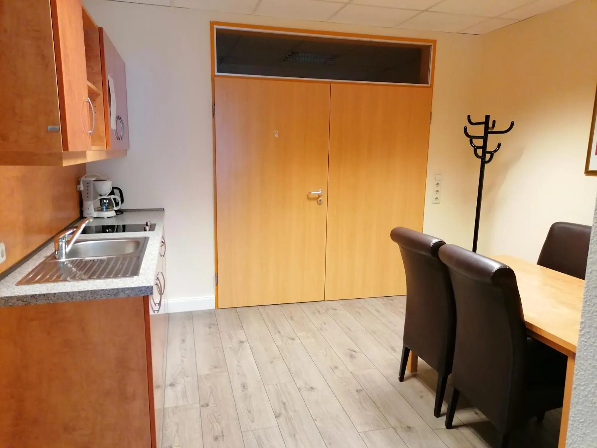 Communal kitchen in Hotel am Holzhafen