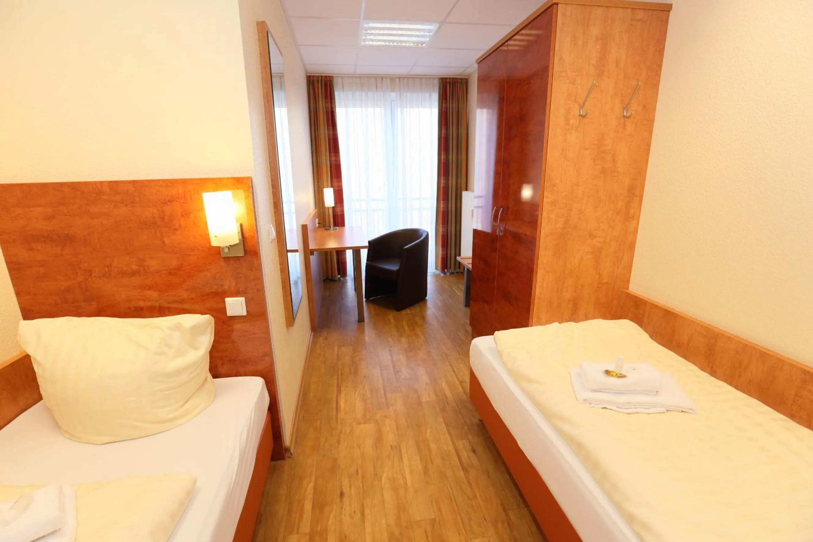 Bedroom, Bed in Hotel am Holzhafen