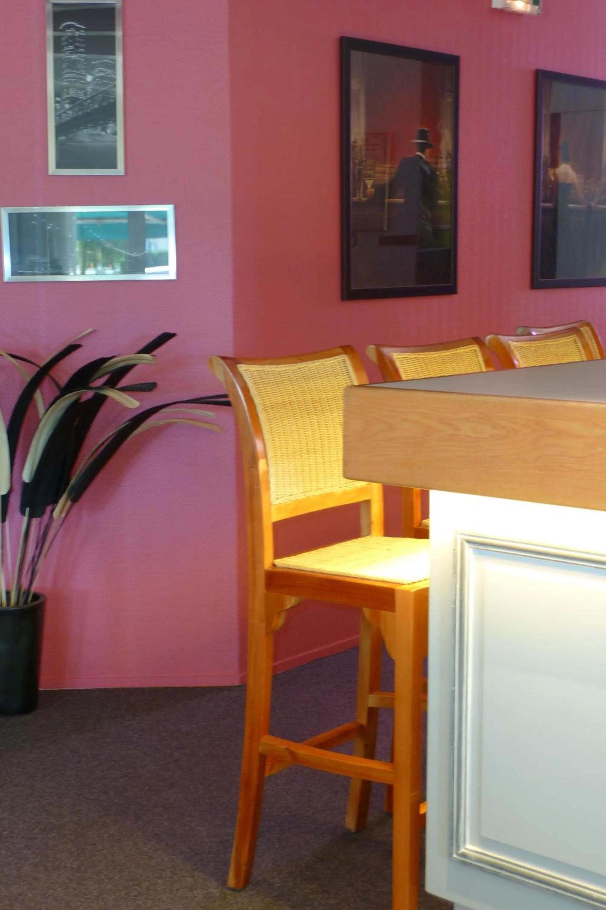 Lounge or bar in Charme Hotel en Beaujolais