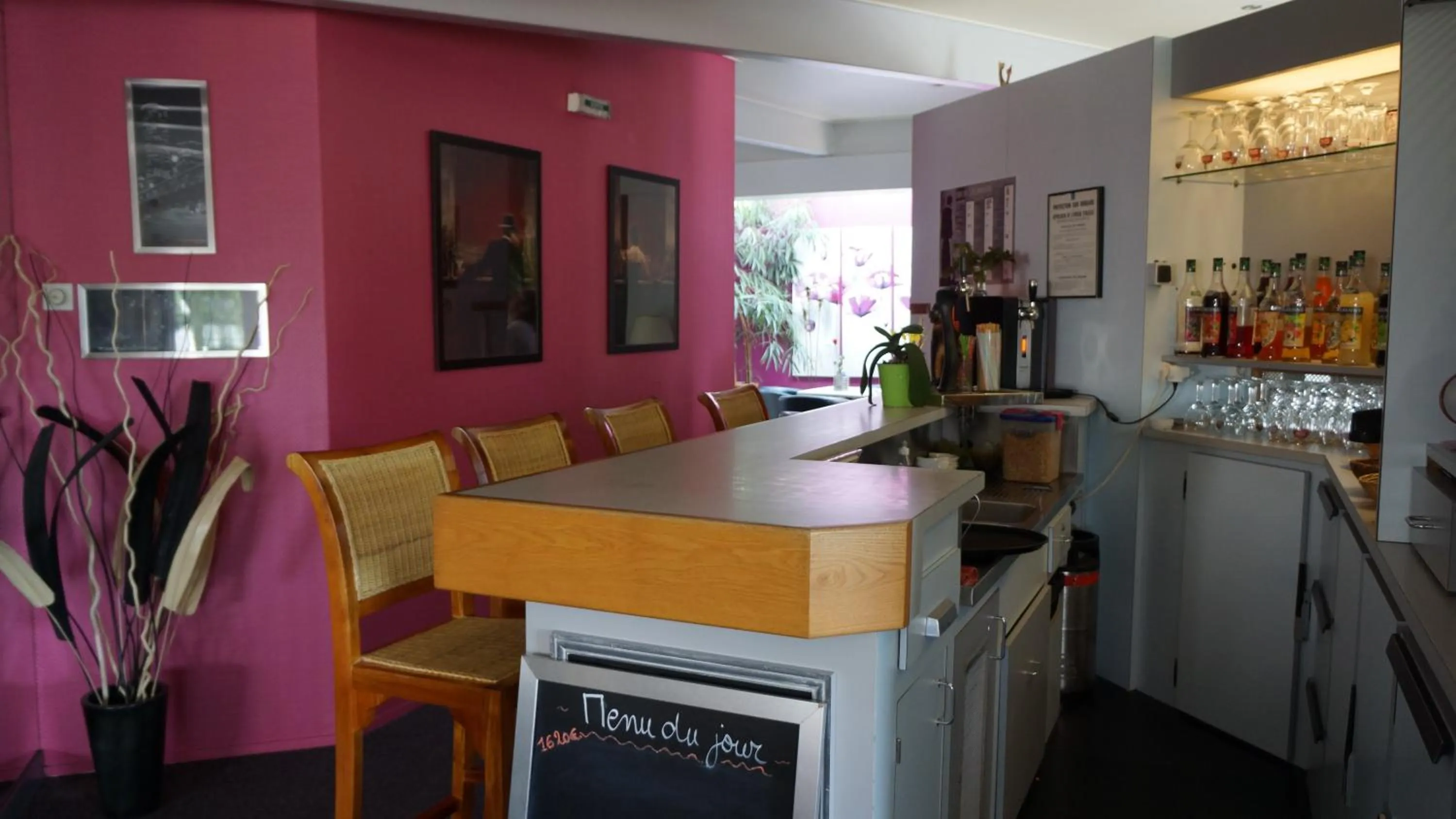 Lounge or bar in Charme Hotel en Beaujolais