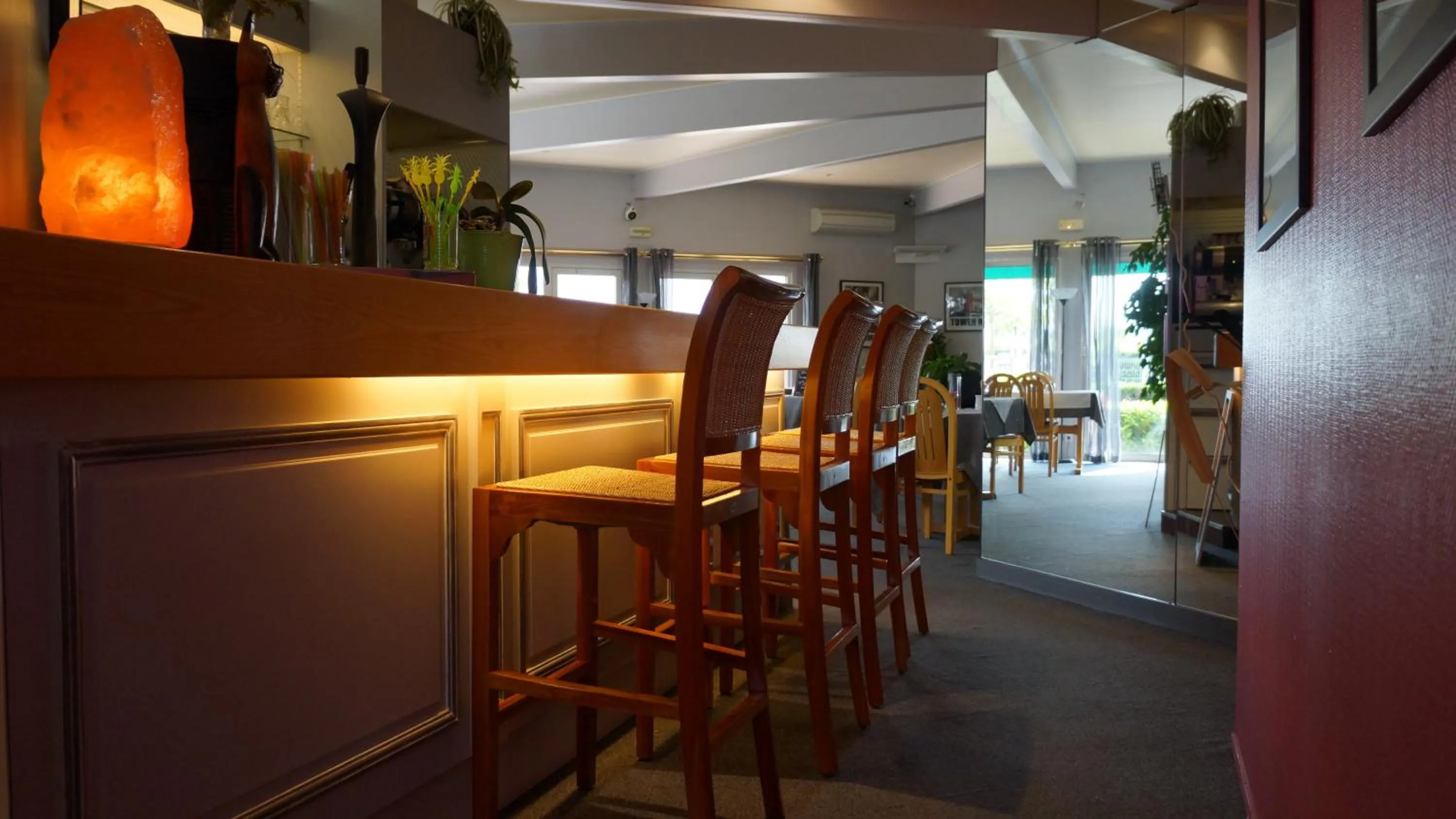 Lounge or bar in Charme Hotel en Beaujolais