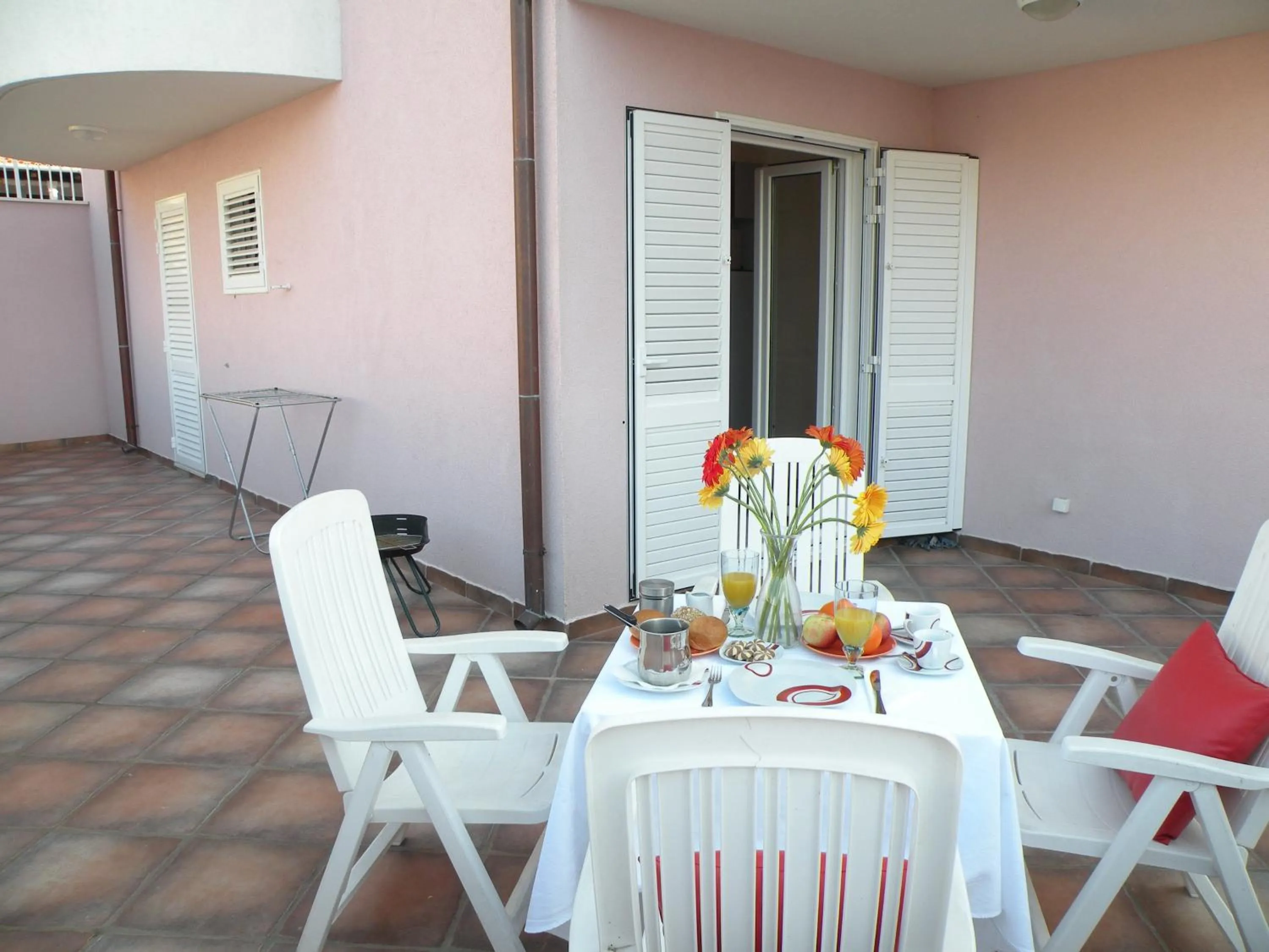 Facade/entrance in Villa Rosa