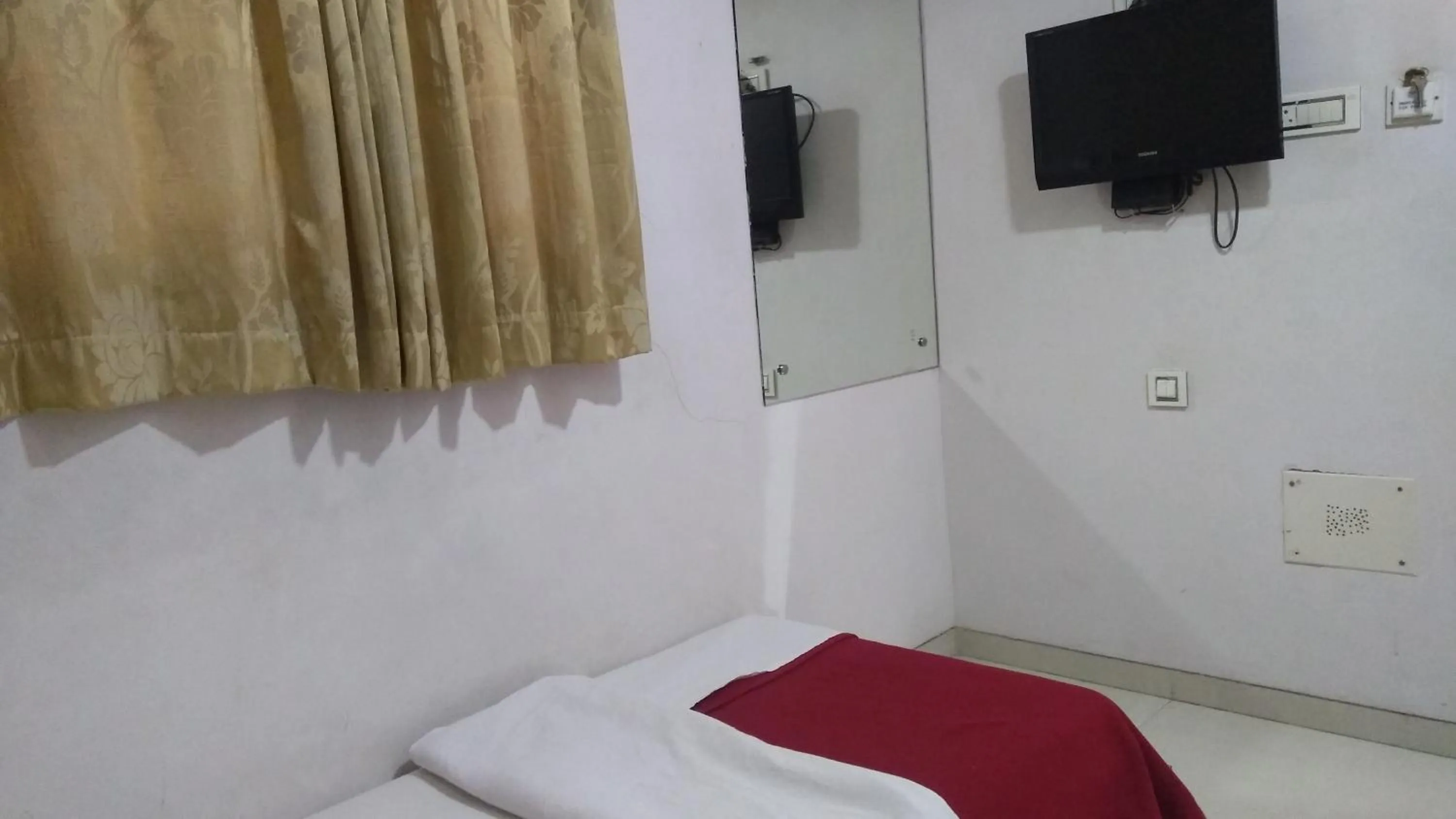 Bed in Hotel Navi Mumbai