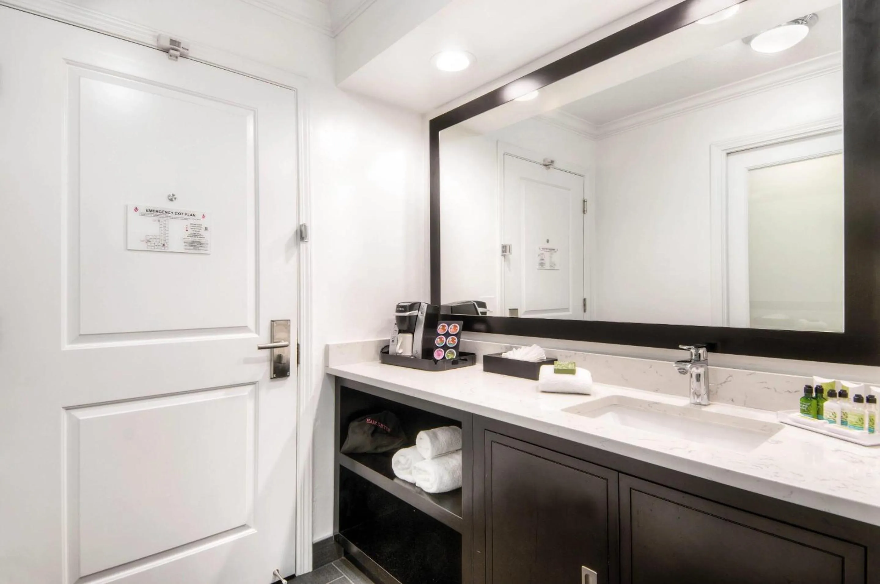 Bedroom in Aggie Inn, an Ascend Collection Hotel