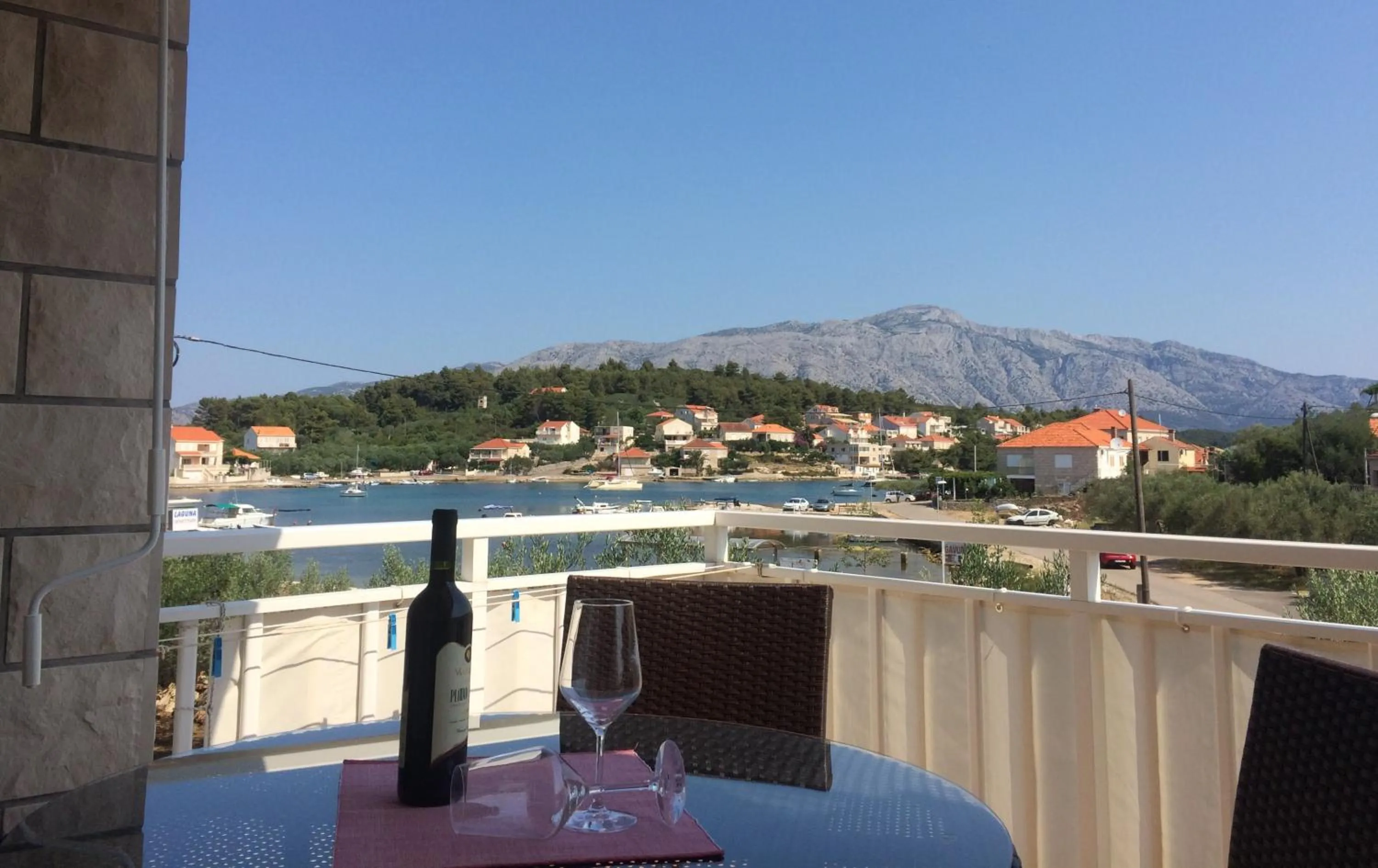 Two-Bedroom Apartment with Sea View in Villa Laguna