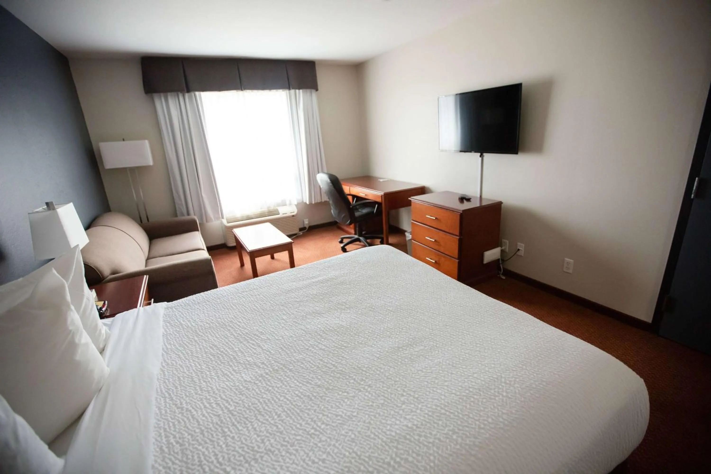 Photo of the whole room, Bed in Super 8 by Wyndham Whitecourt
