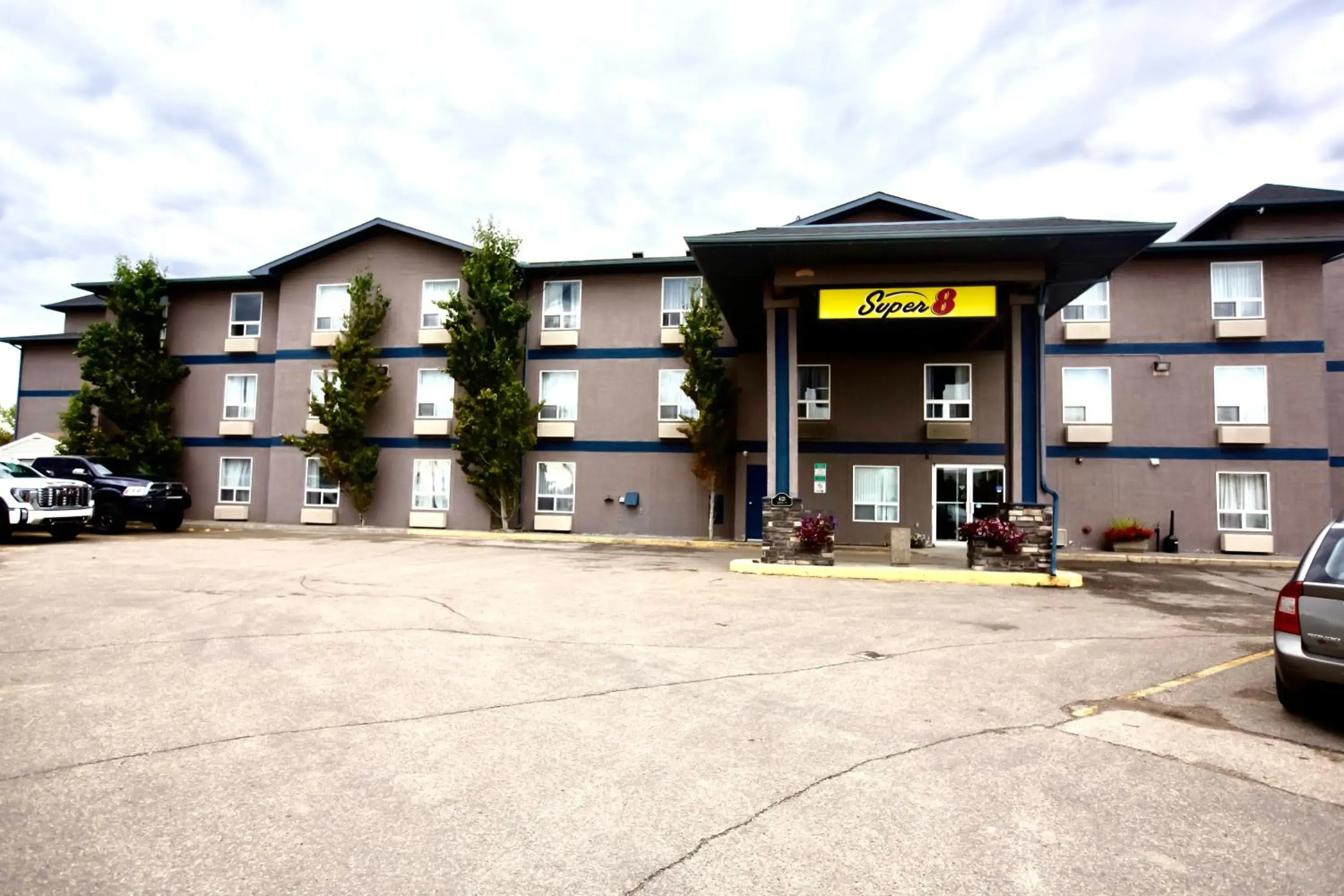 Property building in Super 8 by Wyndham Whitecourt Property building in Super 8 by Wyndham Whitecourt