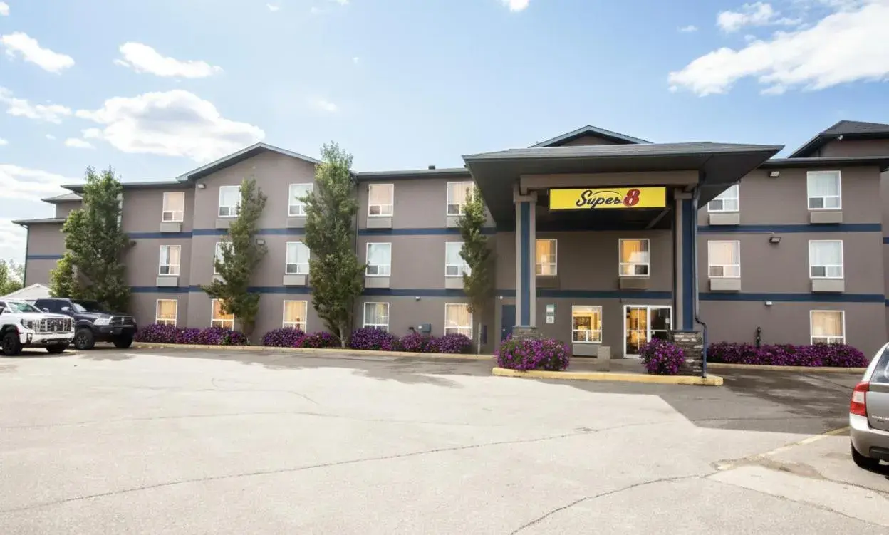 Property building in Super 8 by Wyndham Whitecourt Property building in Super 8 by Wyndham Whitecourt