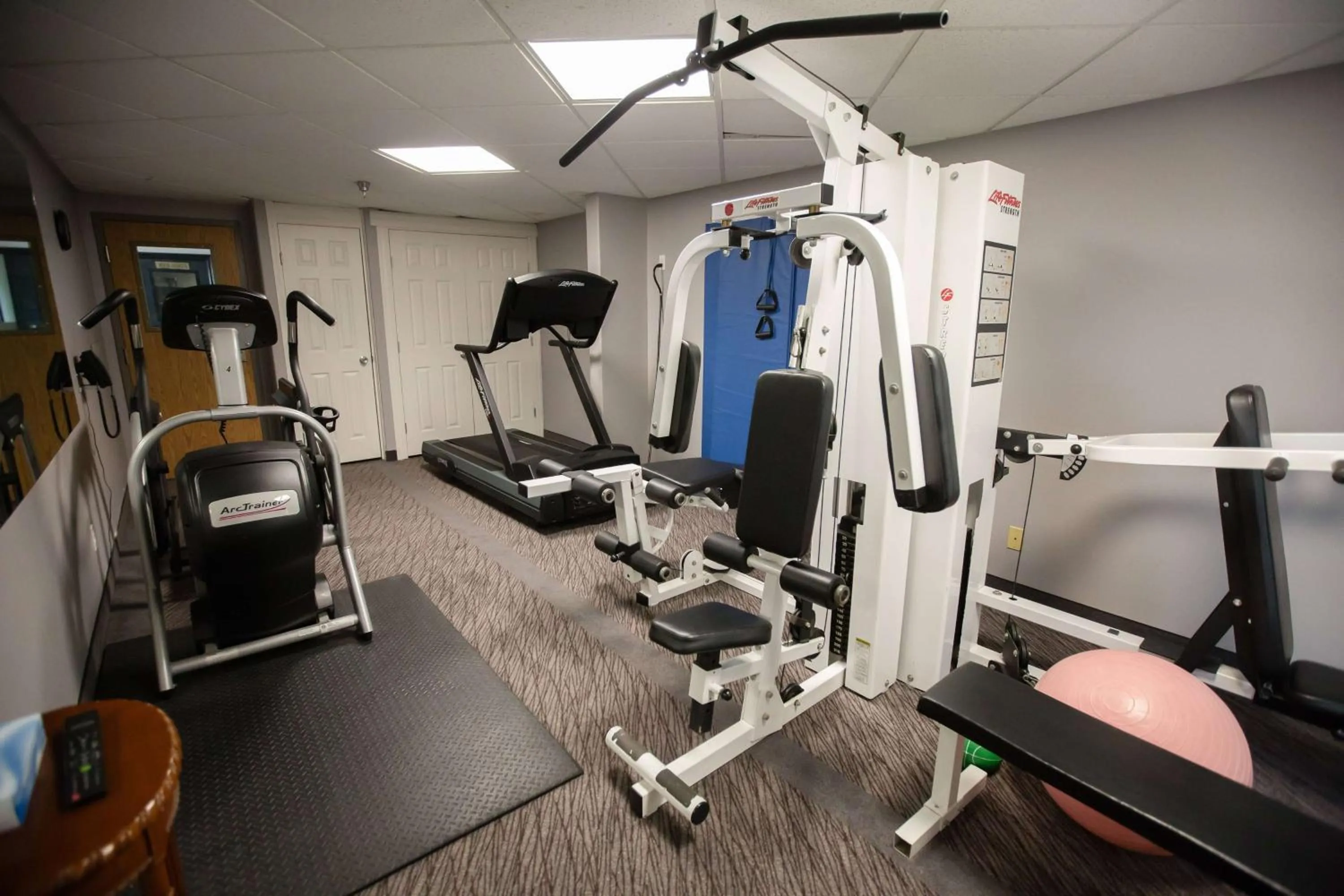 Fitness centre/facilities in Super 8 by Wyndham Whitecourt