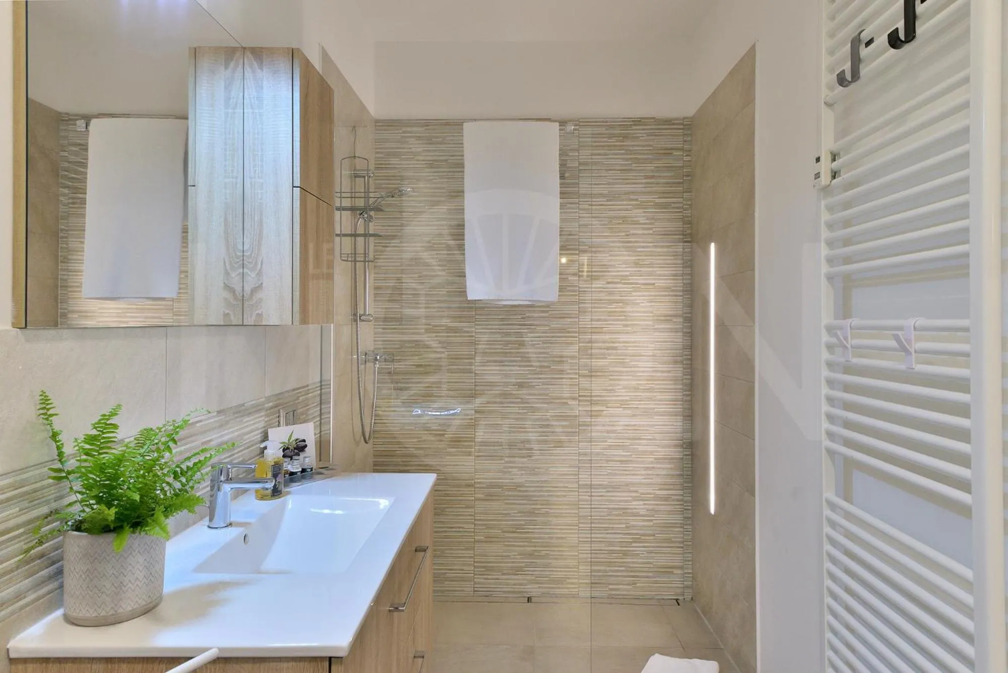 Shower in Le Lion Apartments - Lys Family Apartment