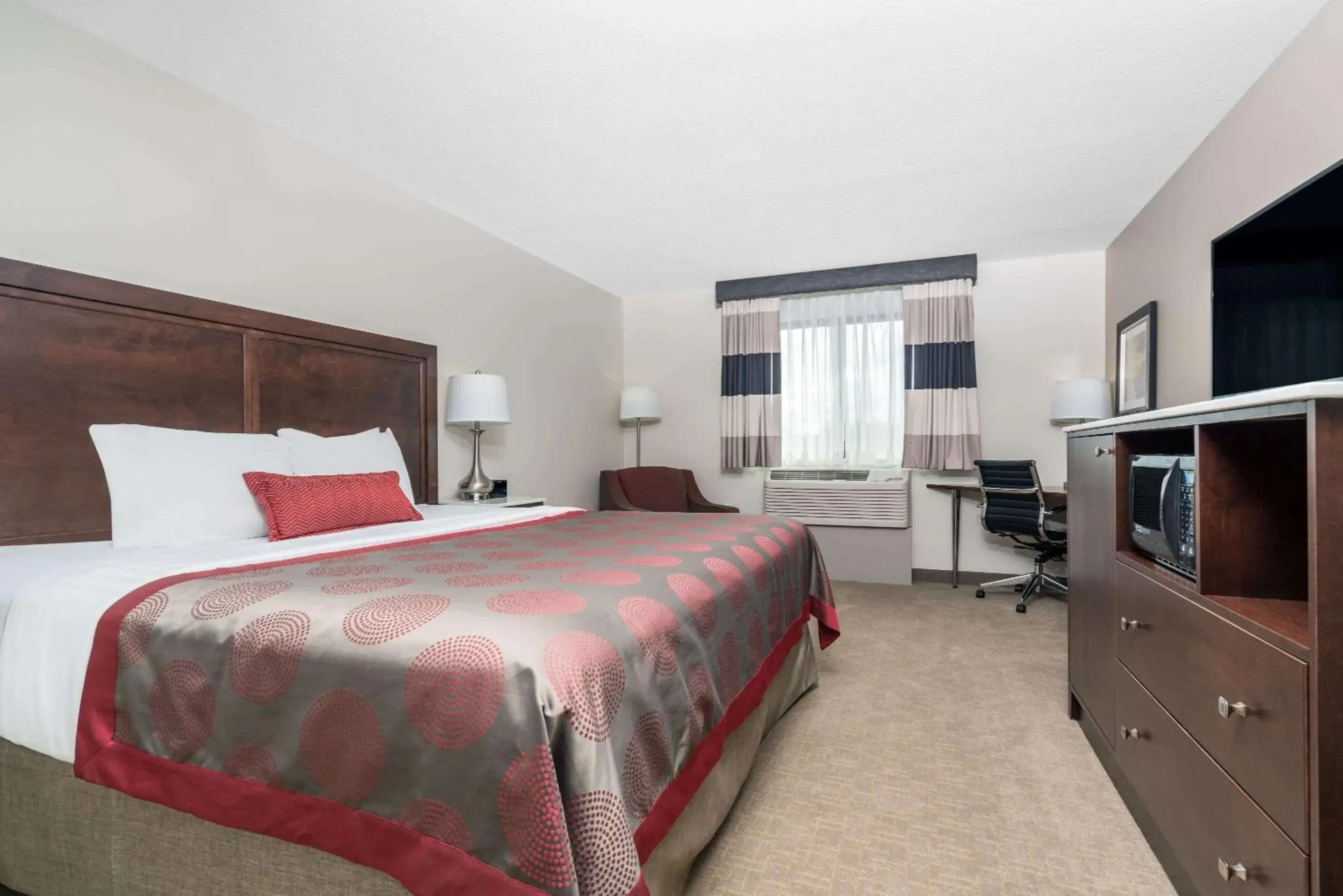 Photo of the whole room, Bed in Ramada by Wyndham Minneapolis Golden Valley Photo of the whole room, Bed in Ramada by Wyndham Minneapolis Golden Valley