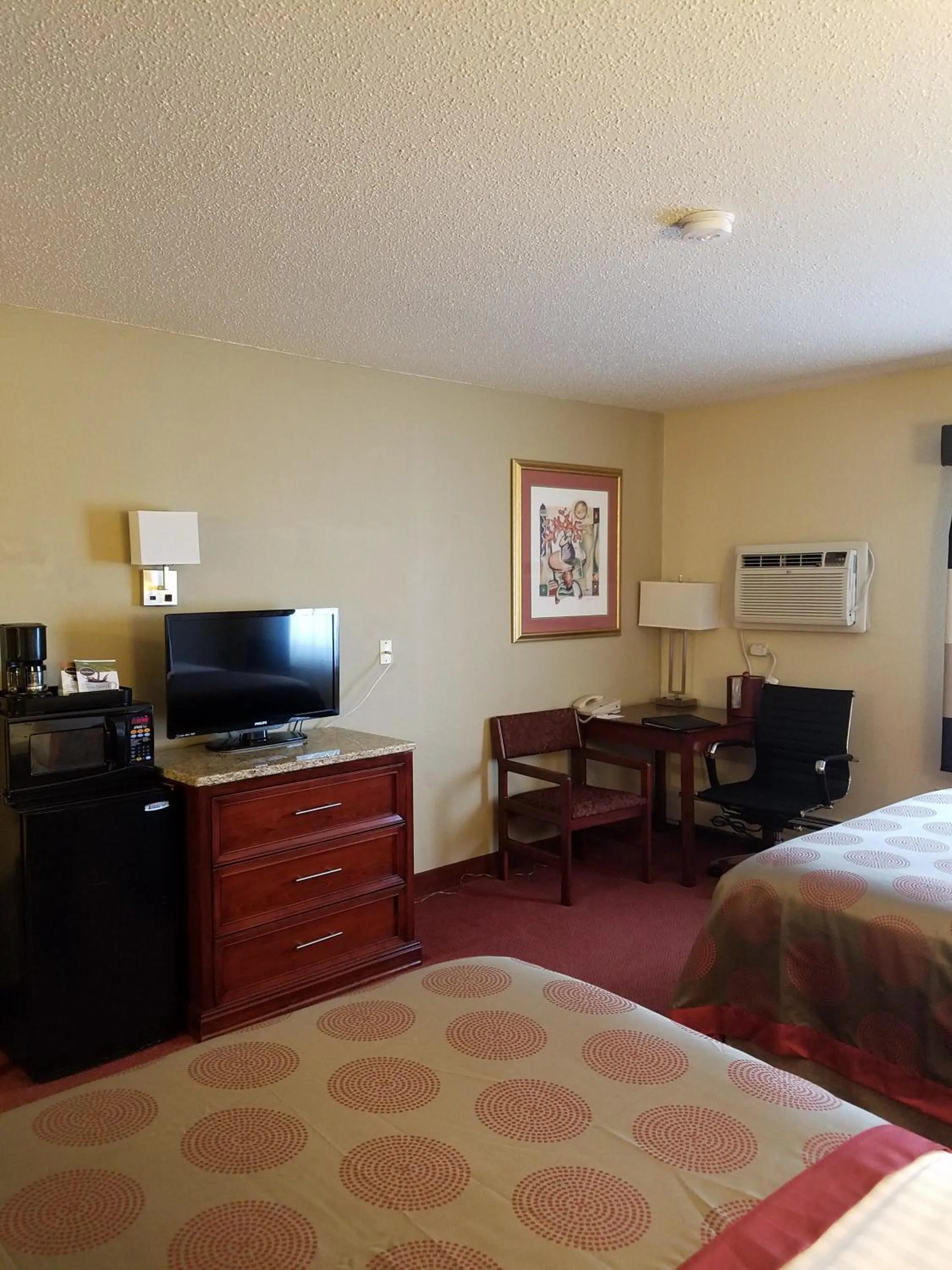 Coffee/tea facilities, Bed in Ramada by Wyndham Minneapolis Golden Valley