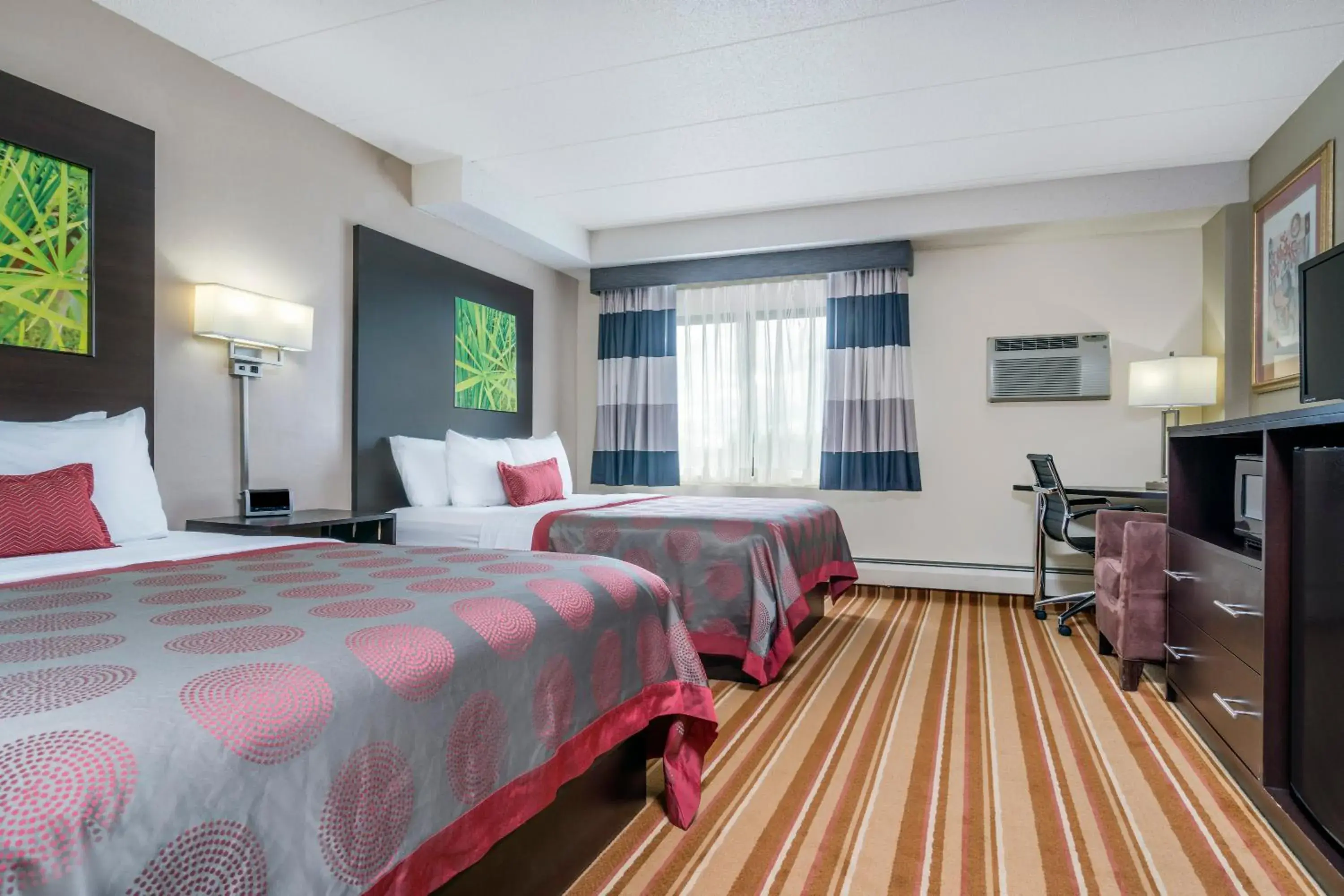 Photo of the whole room, Bed in Ramada by Wyndham Minneapolis Golden Valley Photo of the whole room, Bed in Ramada by Wyndham Minneapolis Golden Valley