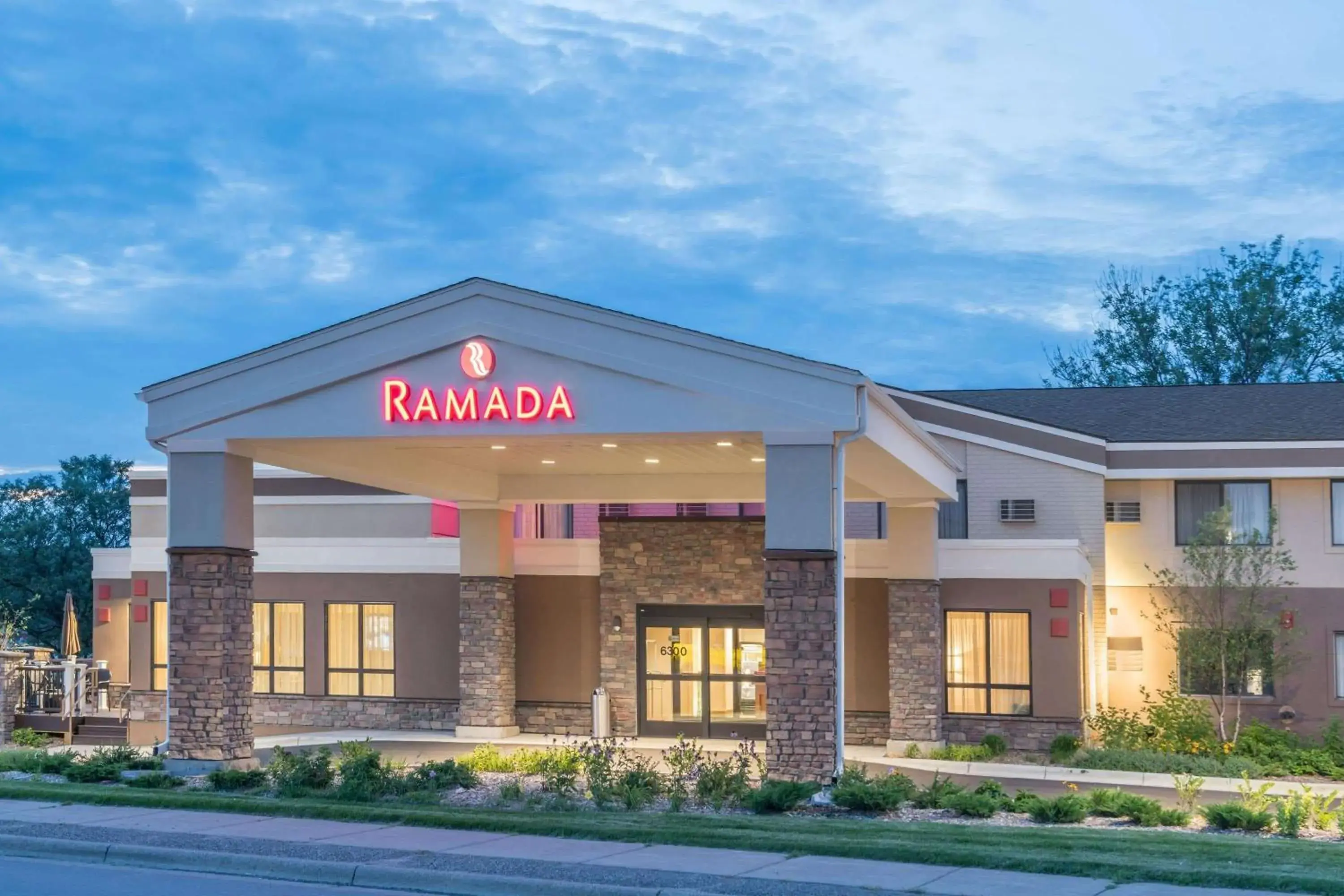 Property building in Ramada by Wyndham Minneapolis Golden Valley Property building in Ramada by Wyndham Minneapolis Golden Valley