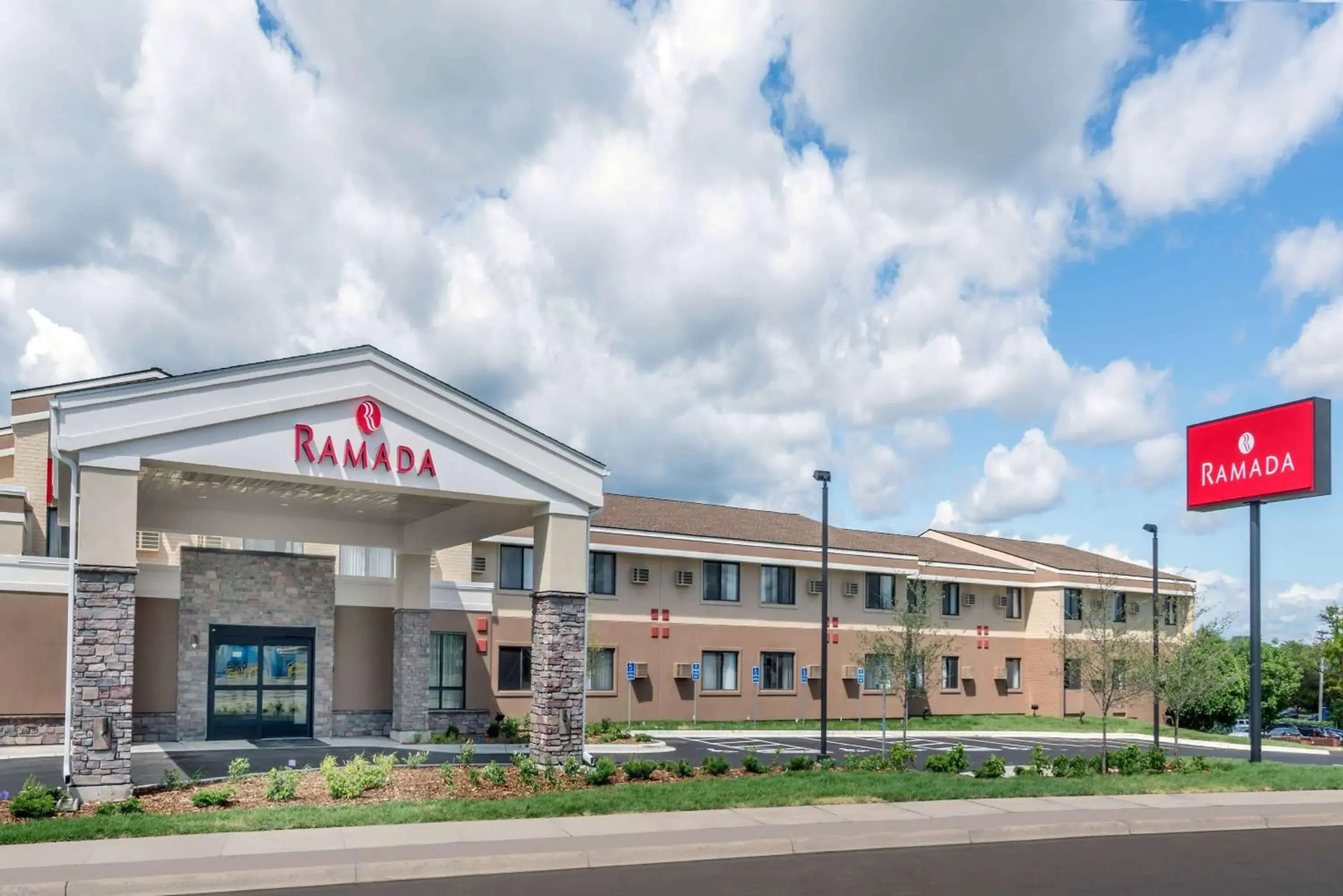Property building in Ramada by Wyndham Minneapolis Golden Valley Property building in Ramada by Wyndham Minneapolis Golden Valley