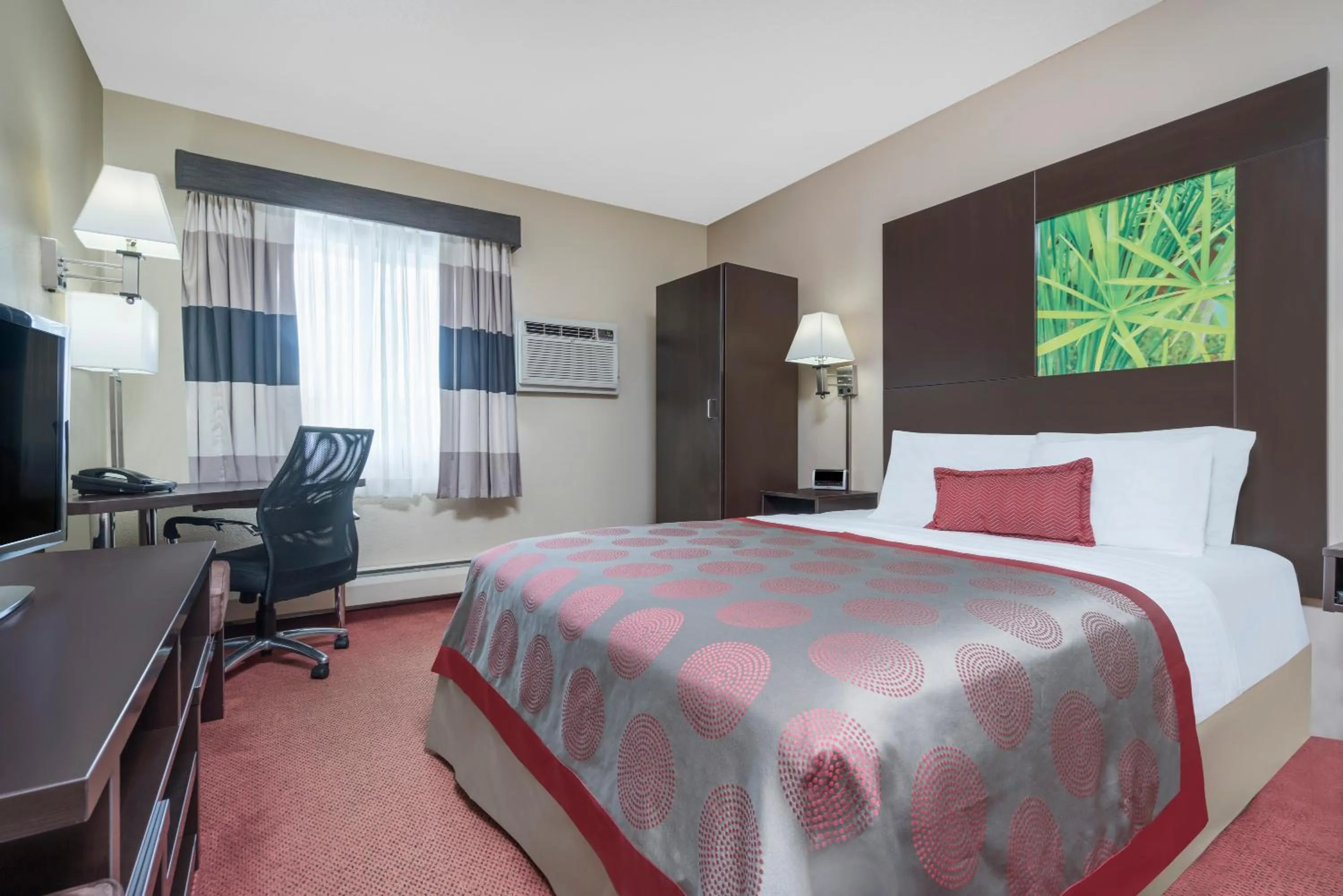 Photo of the whole room, Bed in Ramada by Wyndham Minneapolis Golden Valley