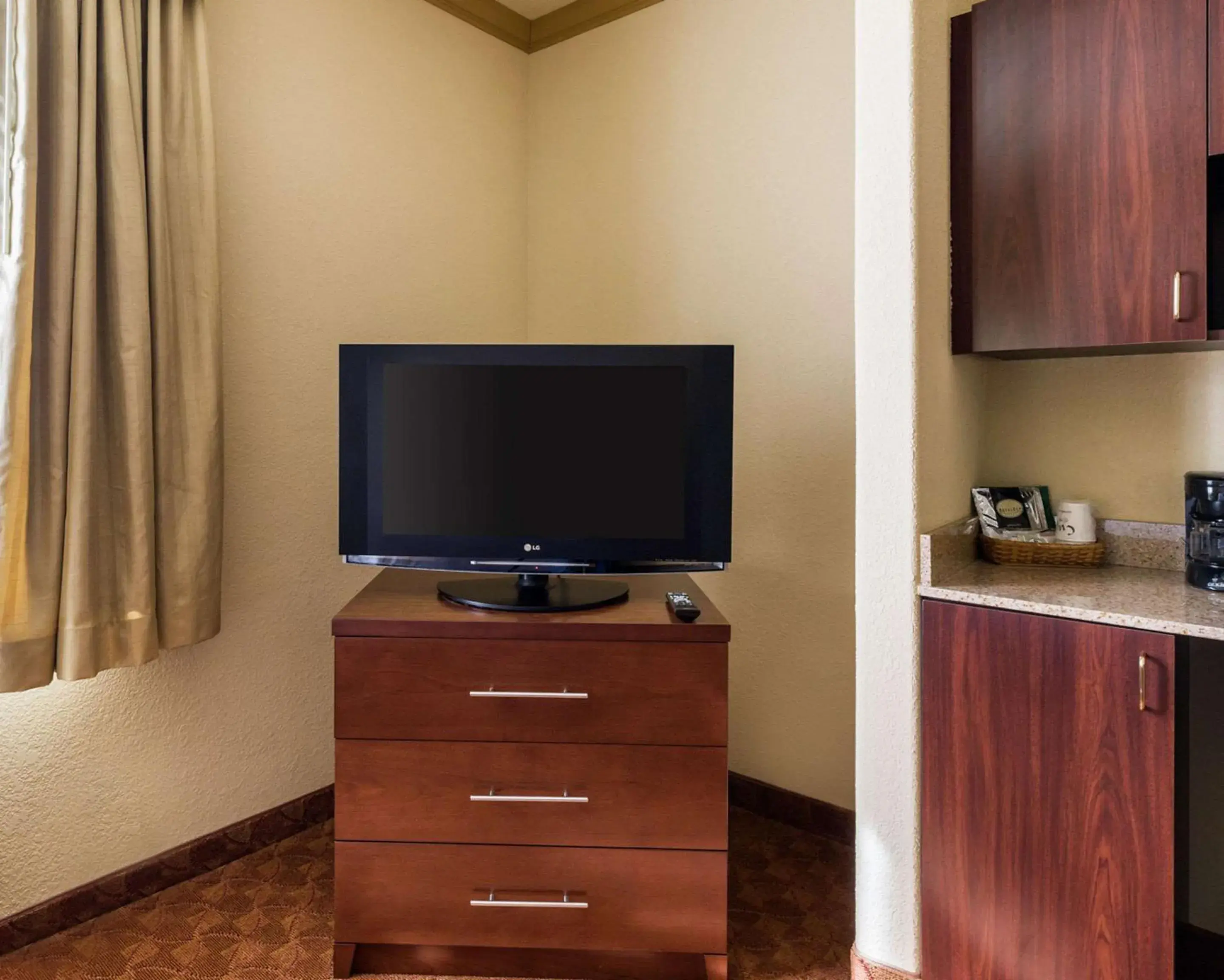 Photo of the whole room, TV/Entertainment Center in Comfort Suites Near Nasa - Clear Lake