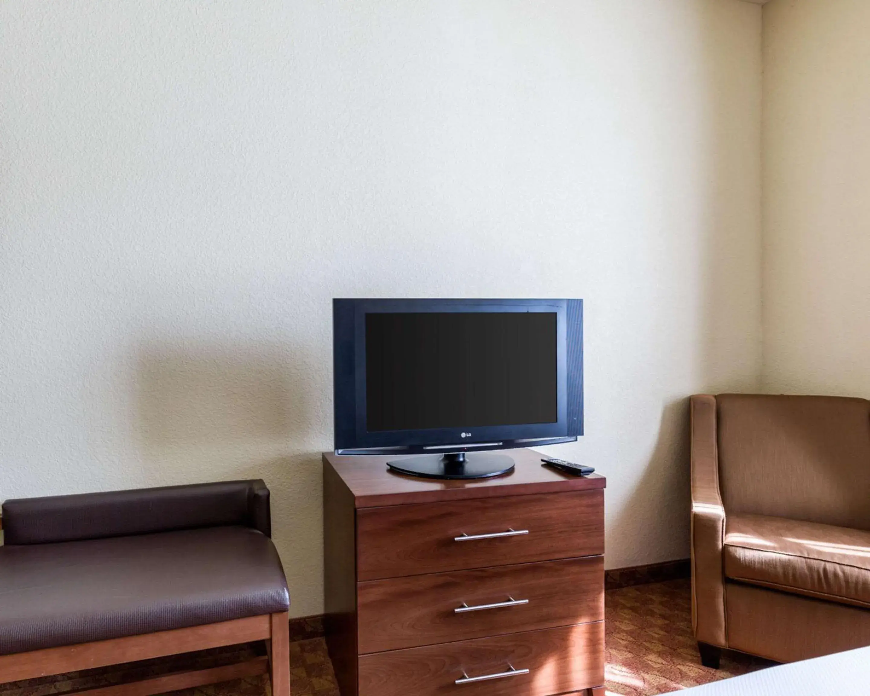 Photo of the whole room, TV/Entertainment Center in Comfort Suites Near Nasa - Clear Lake