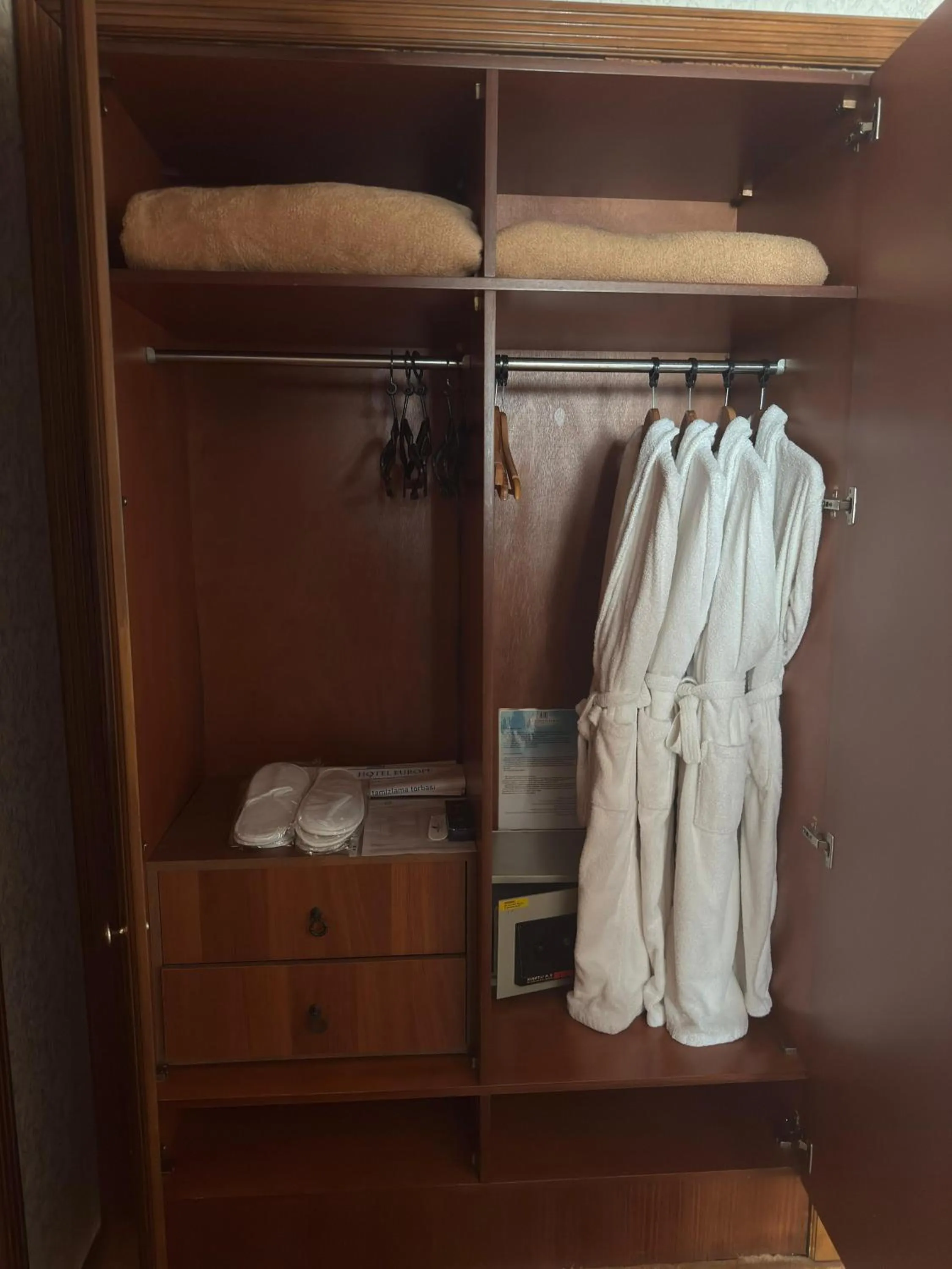 safe in Grand Hotel Europe