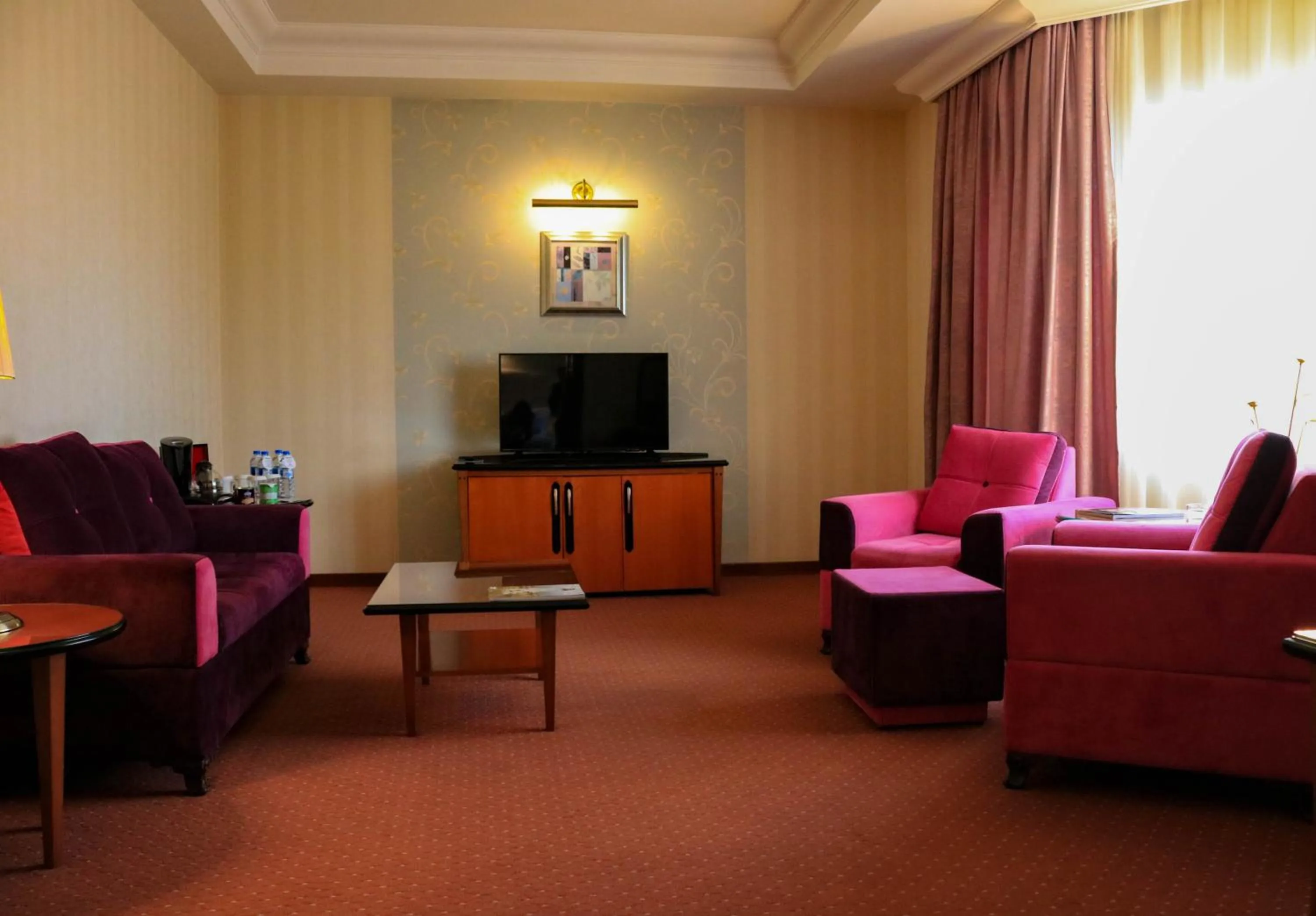 Communal lounge/ TV room in Grand Hotel Europe