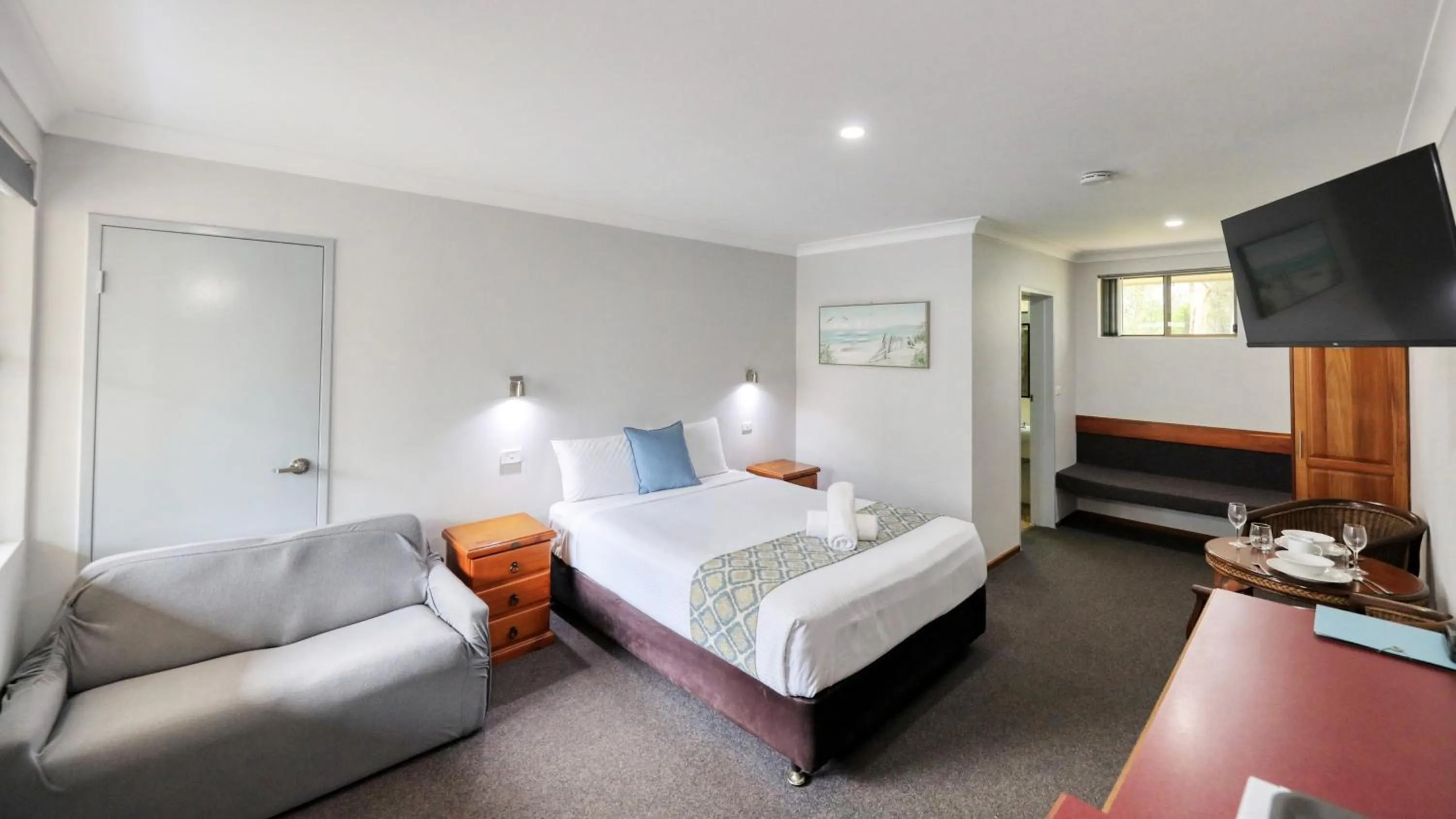 Seating area, Bed in Kempsey Powerhouse Motel