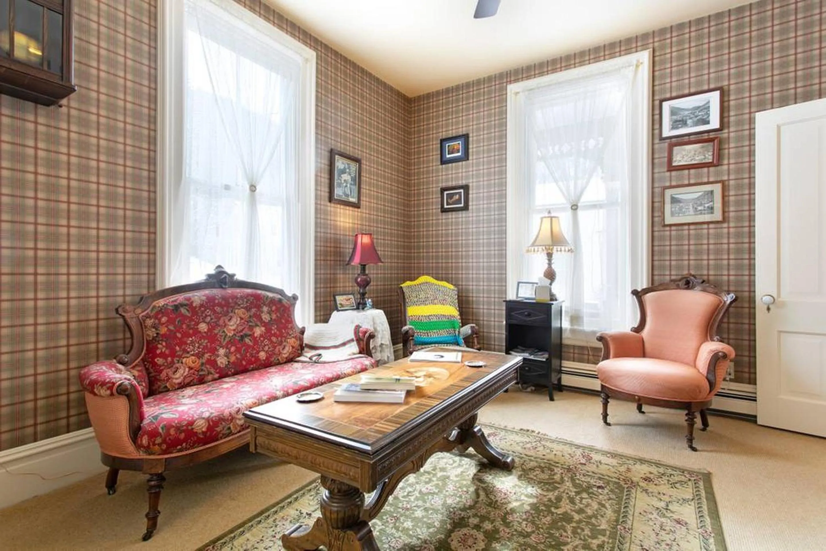 Library in Rose Street Bed & Breakfast