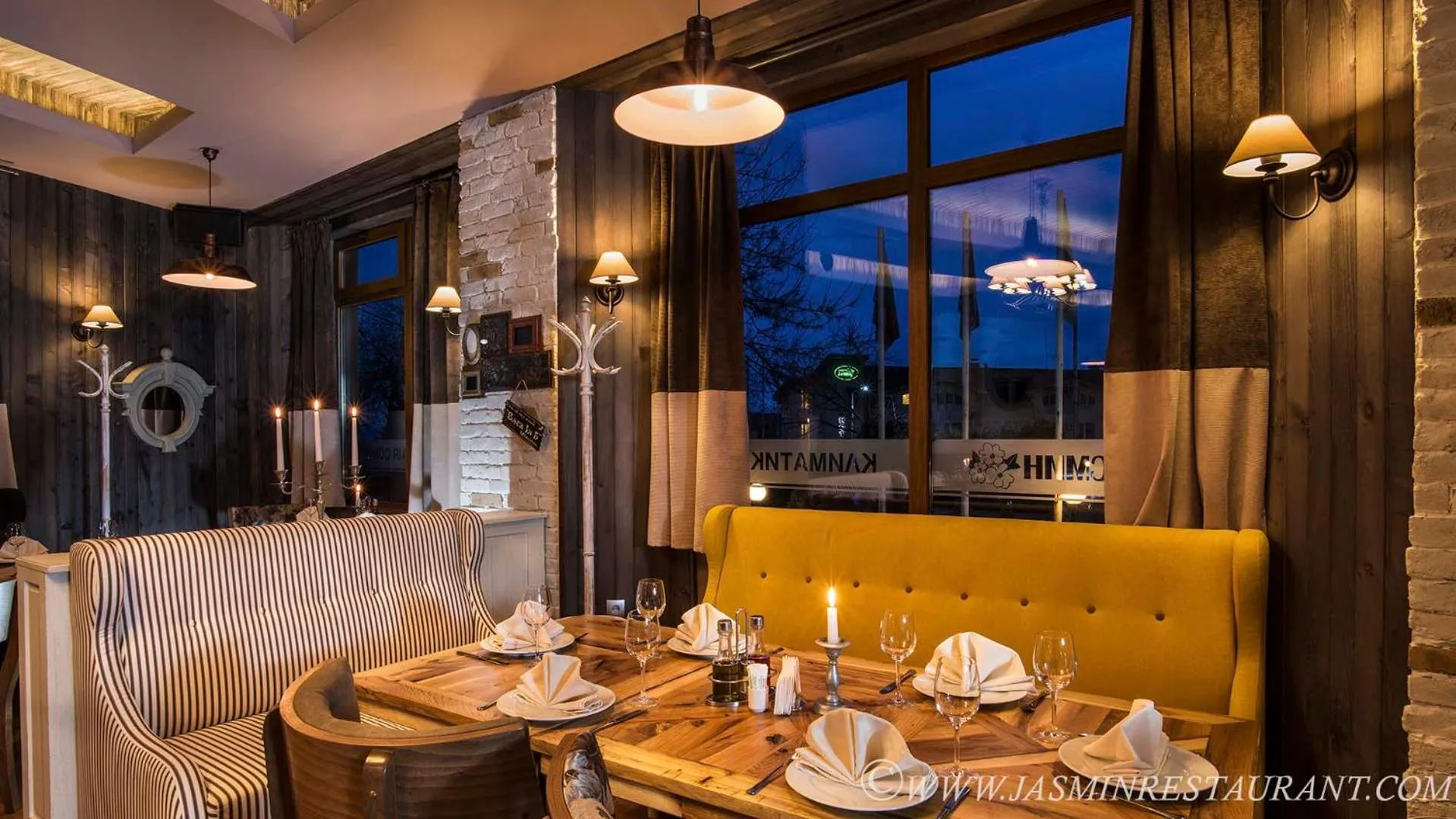 Text overlay in Jasmin Hotel