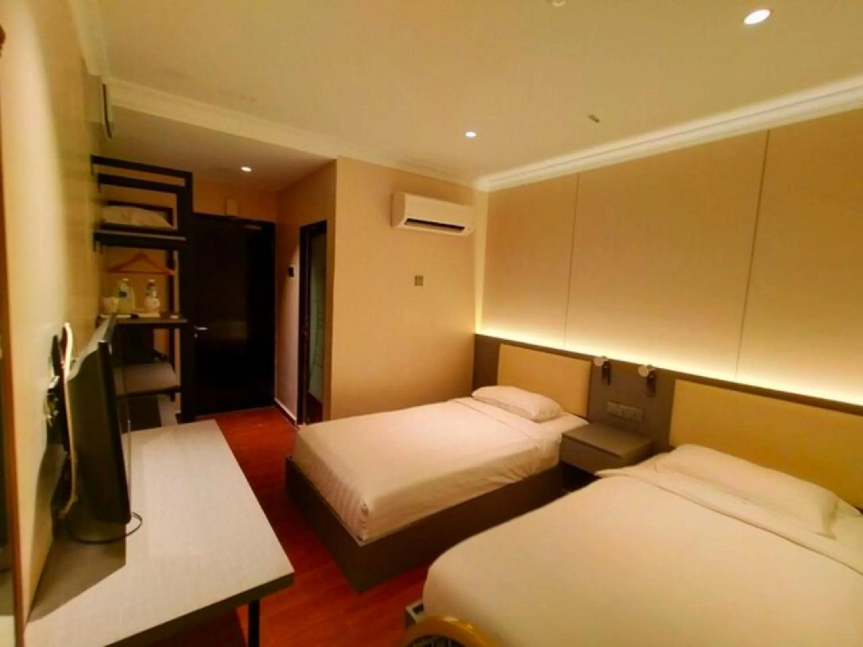 Bedroom, Bed in Hotel O GHC Near Penang Street Art Formerly Queen City Hotel