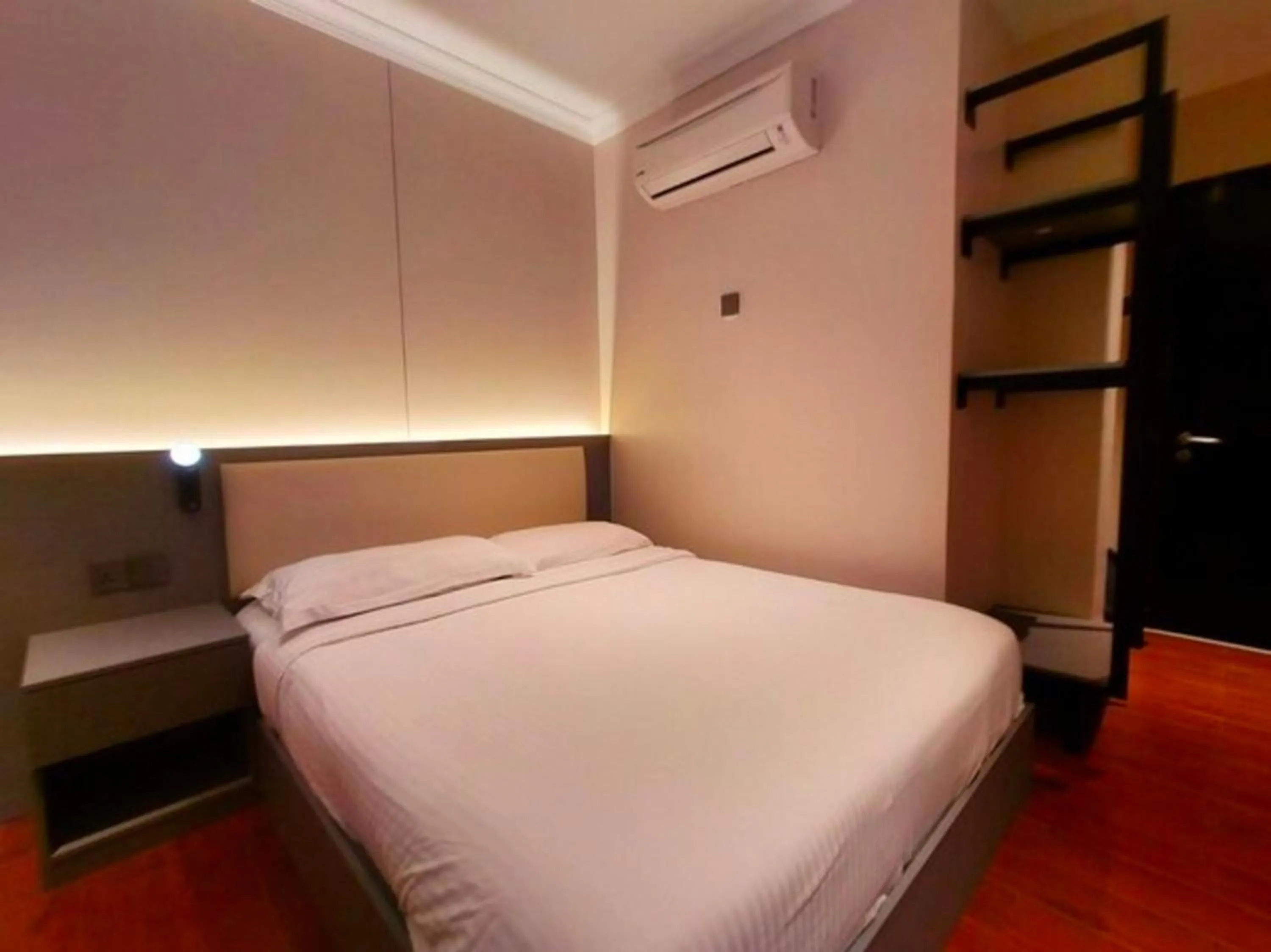 Bedroom, Bed in Hotel O GHC Near Penang Street Art Formerly Queen City Hotel