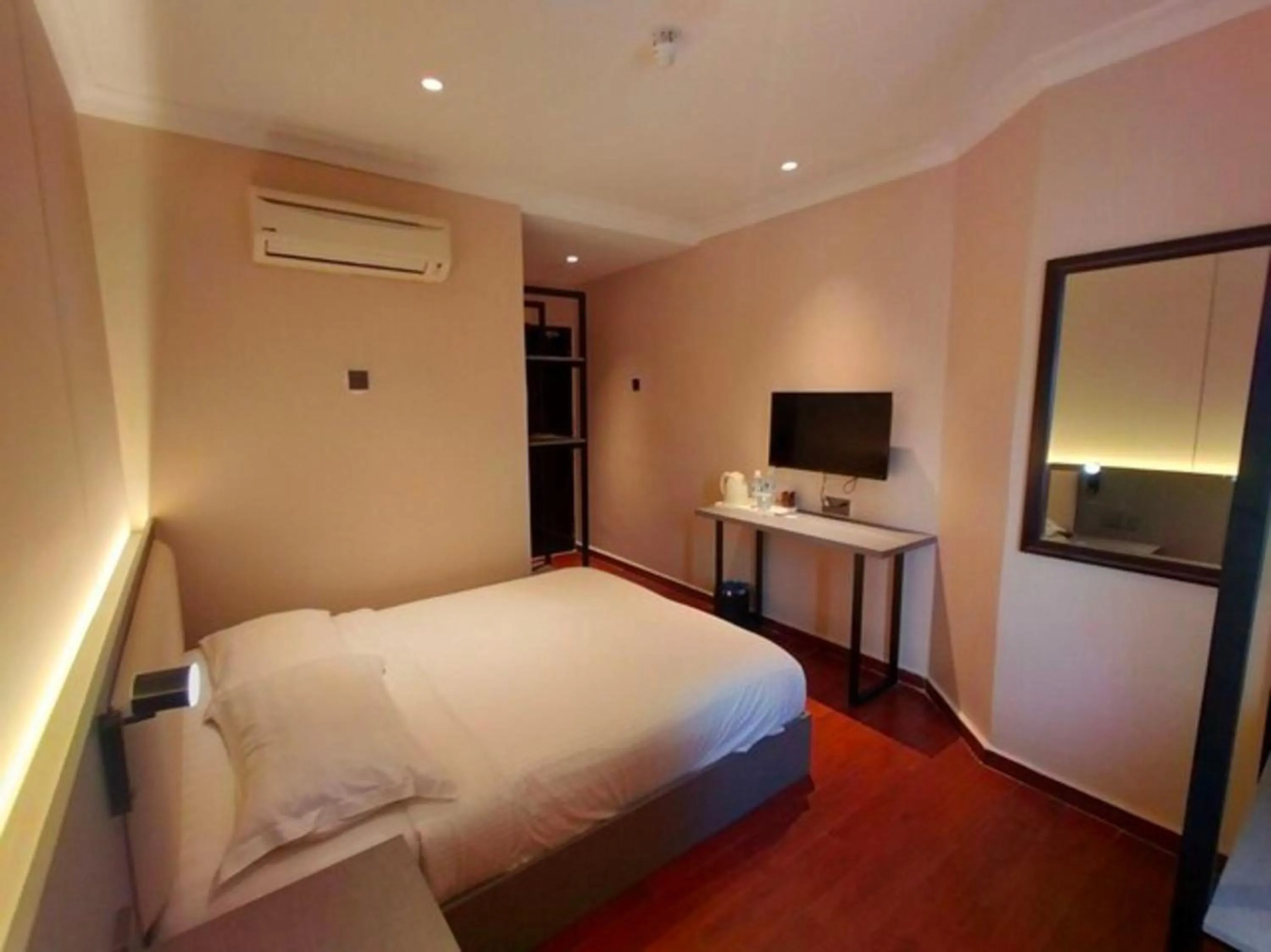 Bedroom, Bed in Hotel O GHC Near Penang Street Art Formerly Queen City Hotel