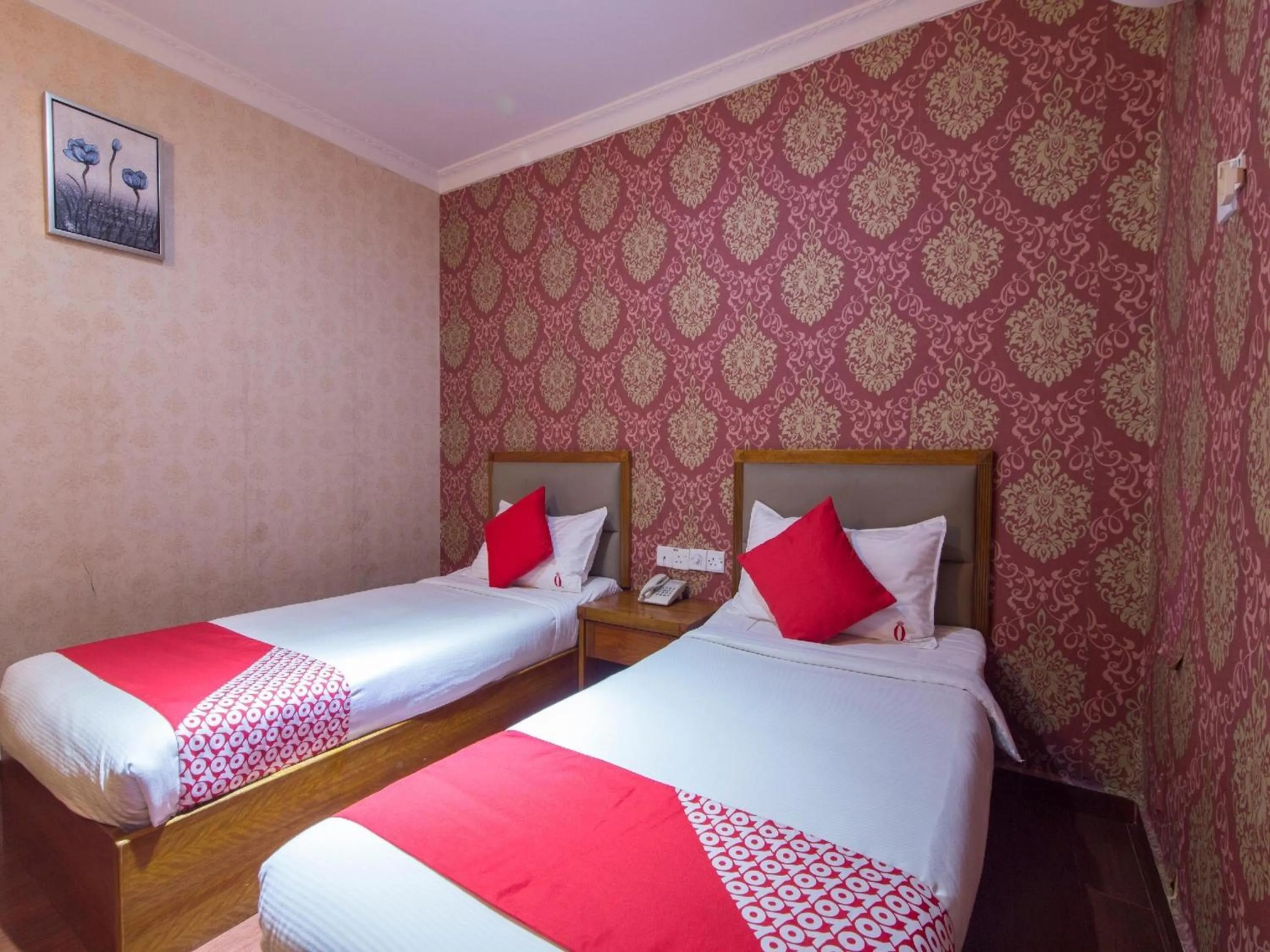 Standard Twin Room in Super OYO 998 Queen City Hotel