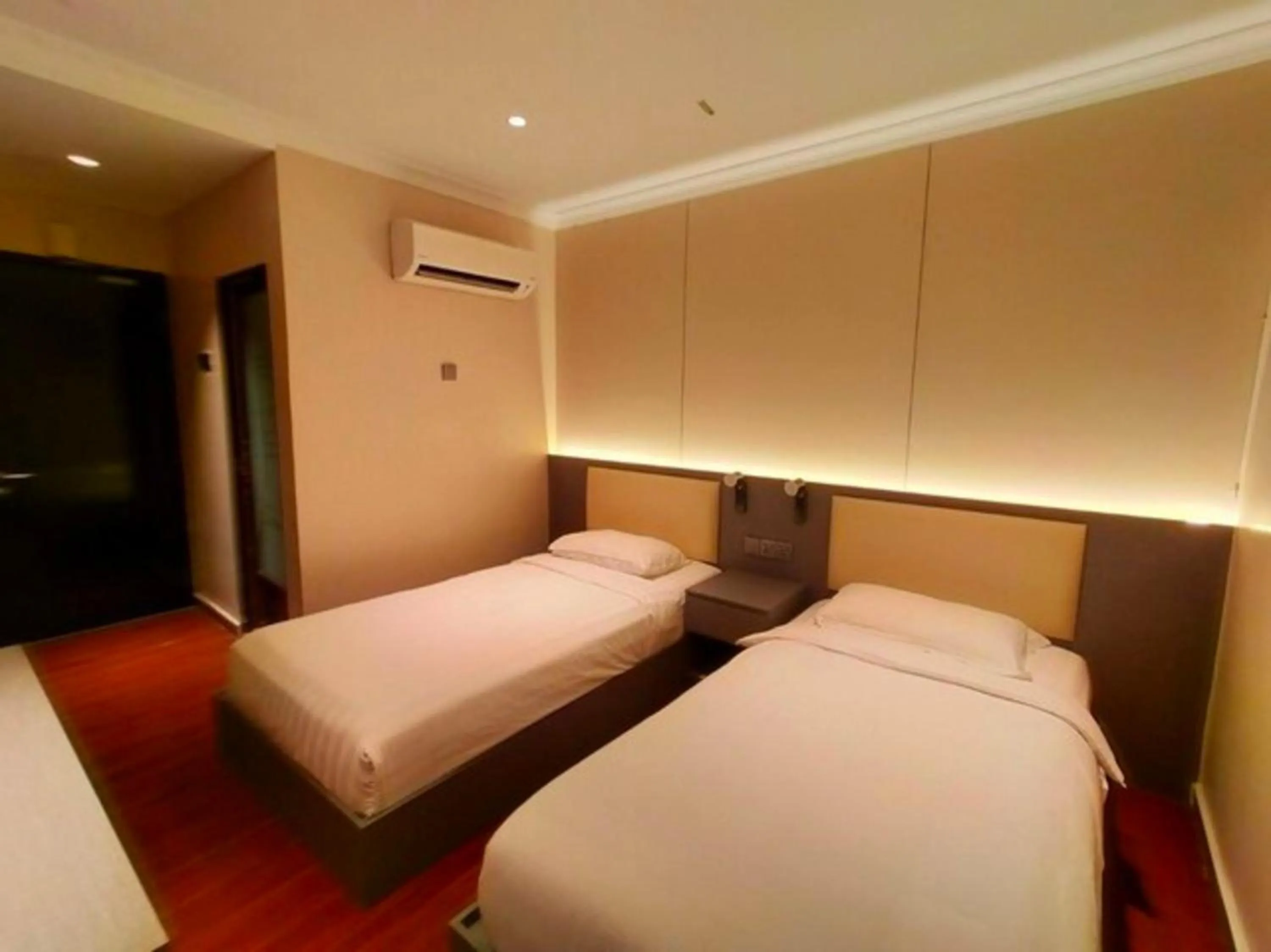 Bedroom, Bed in Hotel O GHC Near Penang Street Art Formerly Queen City Hotel