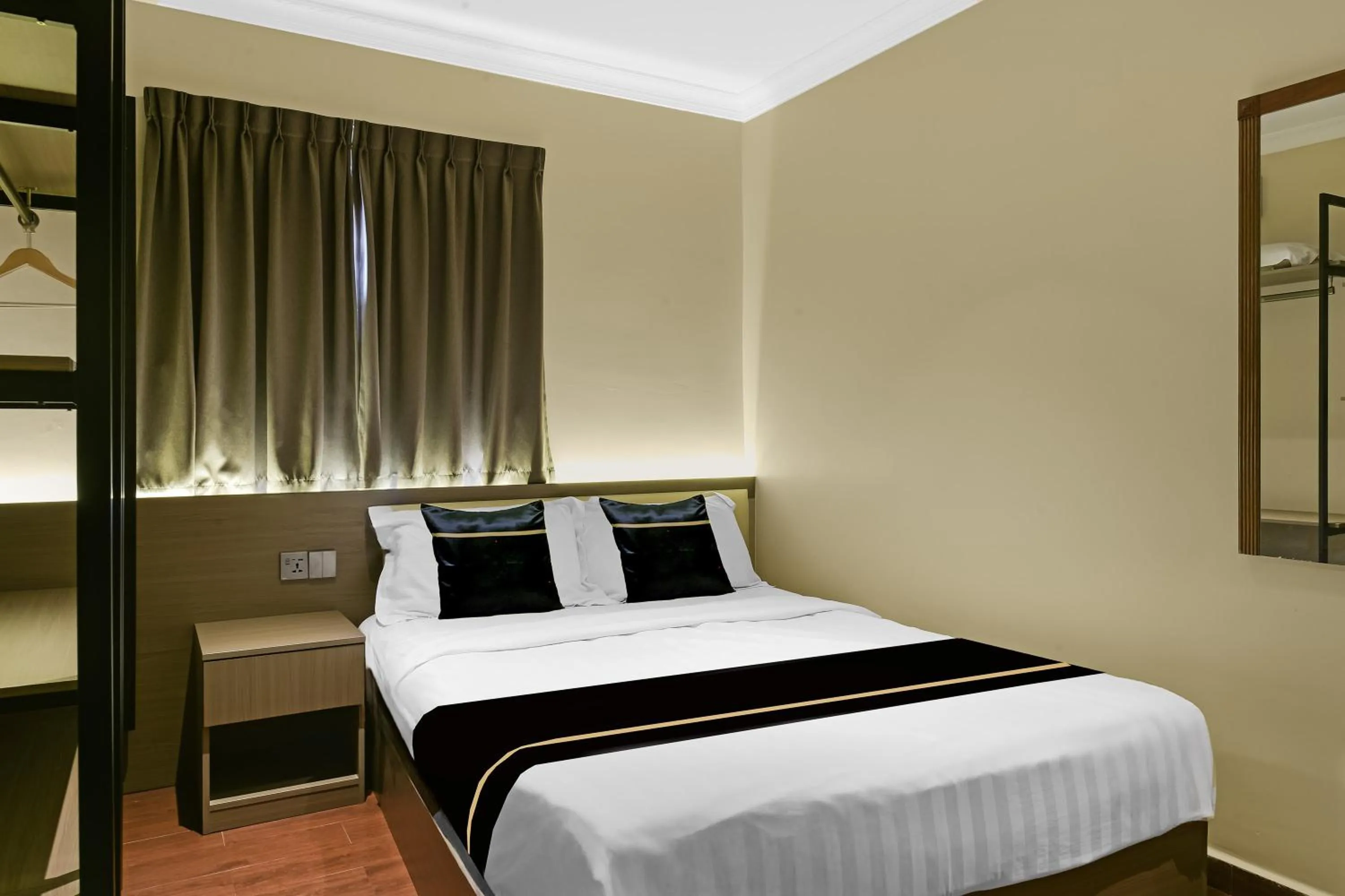 Bedroom, Bed in Collection O GHC Near Penang Street Art Formerly Queen City Hotel