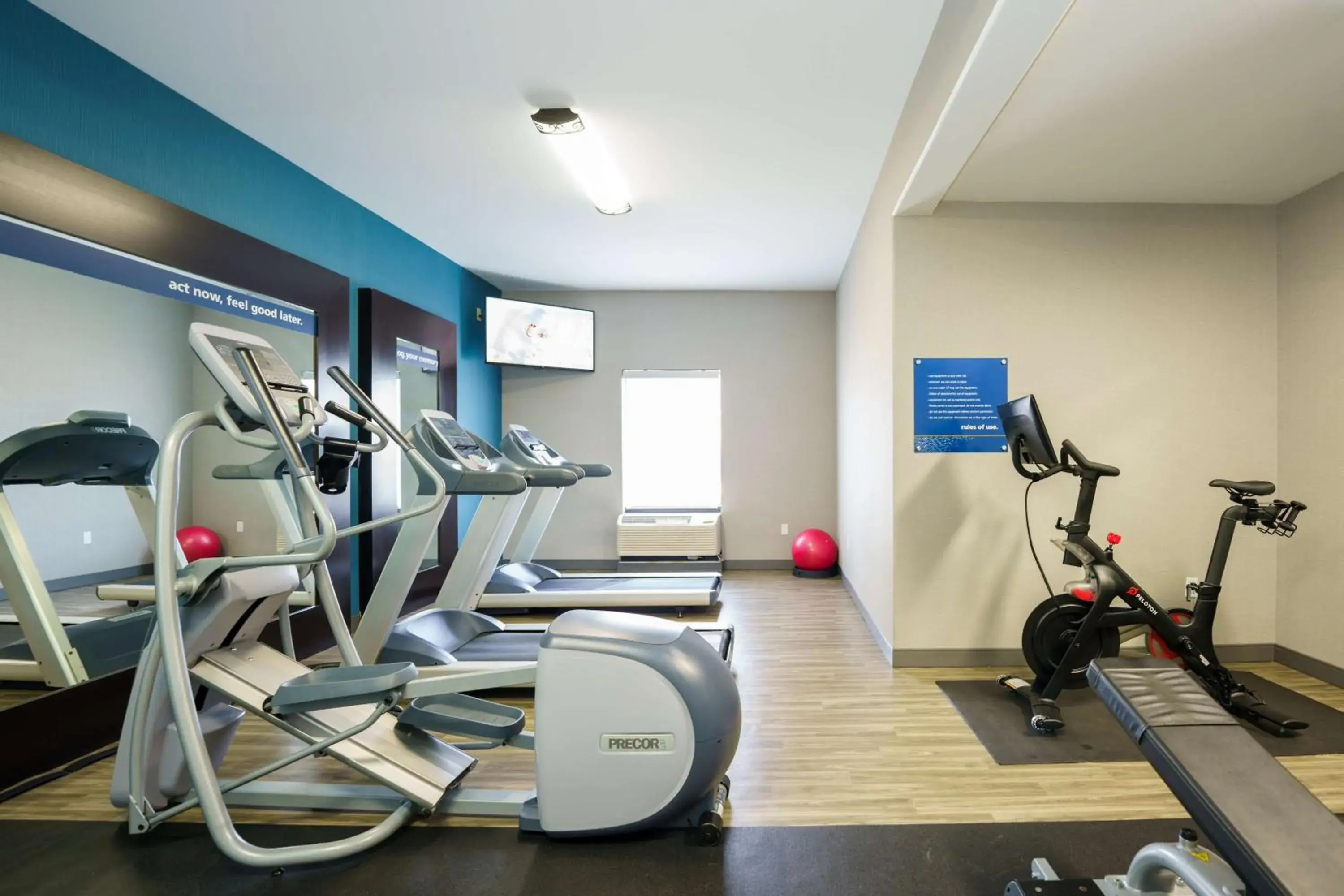 Fitness centre/facilities in Hampton Inn Garden City Fitness centre/facilities in Hampton Inn Garden City
