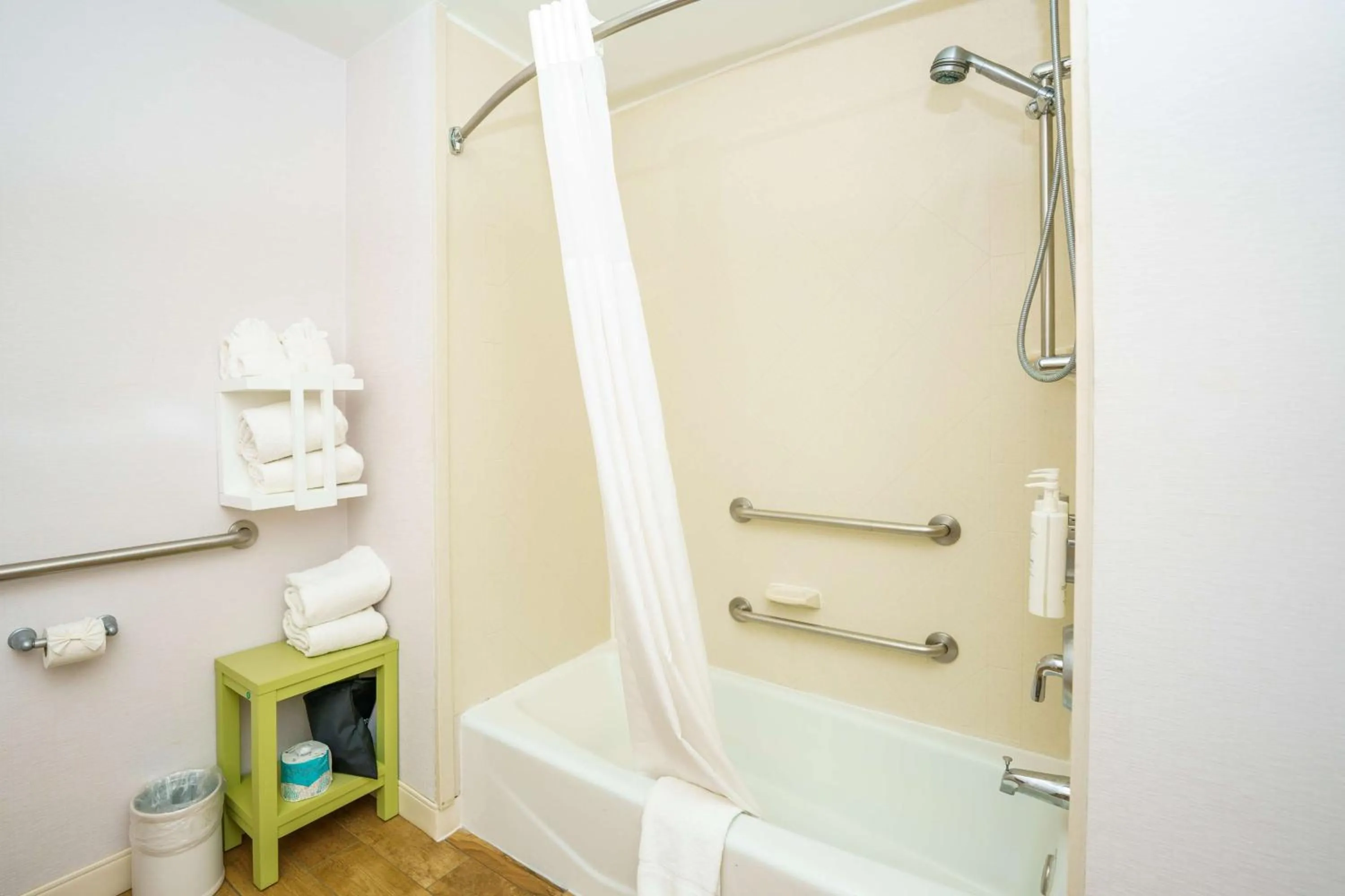 Bathroom in Hampton Inn Garden City