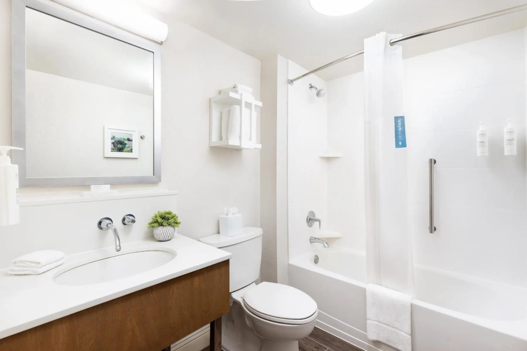 Bathroom in Hampton Inn Long Island/Islandia