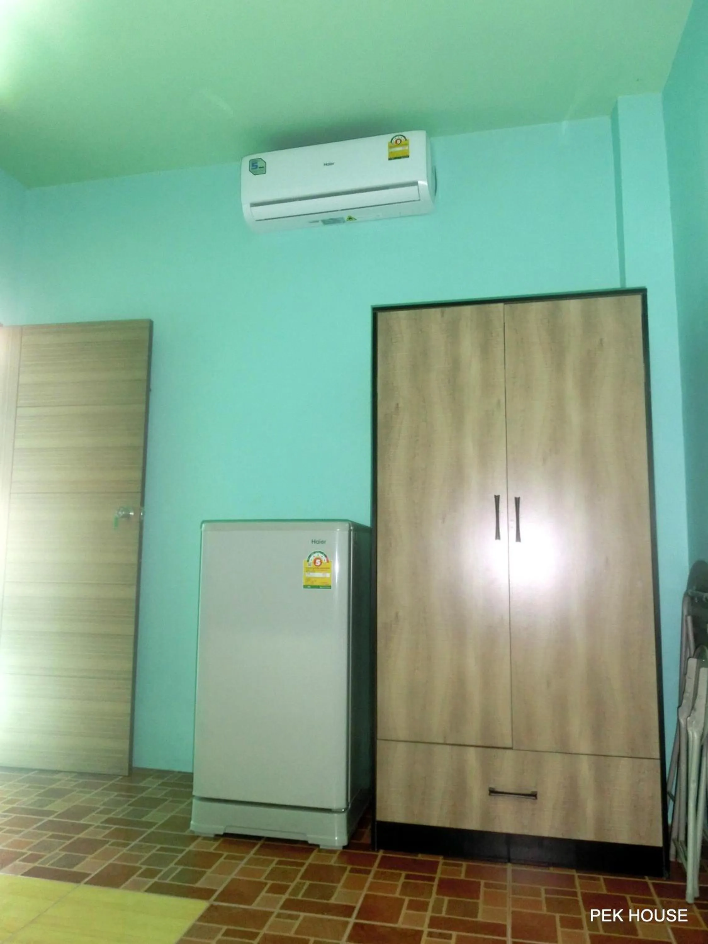 Photo of the whole room in Pek House