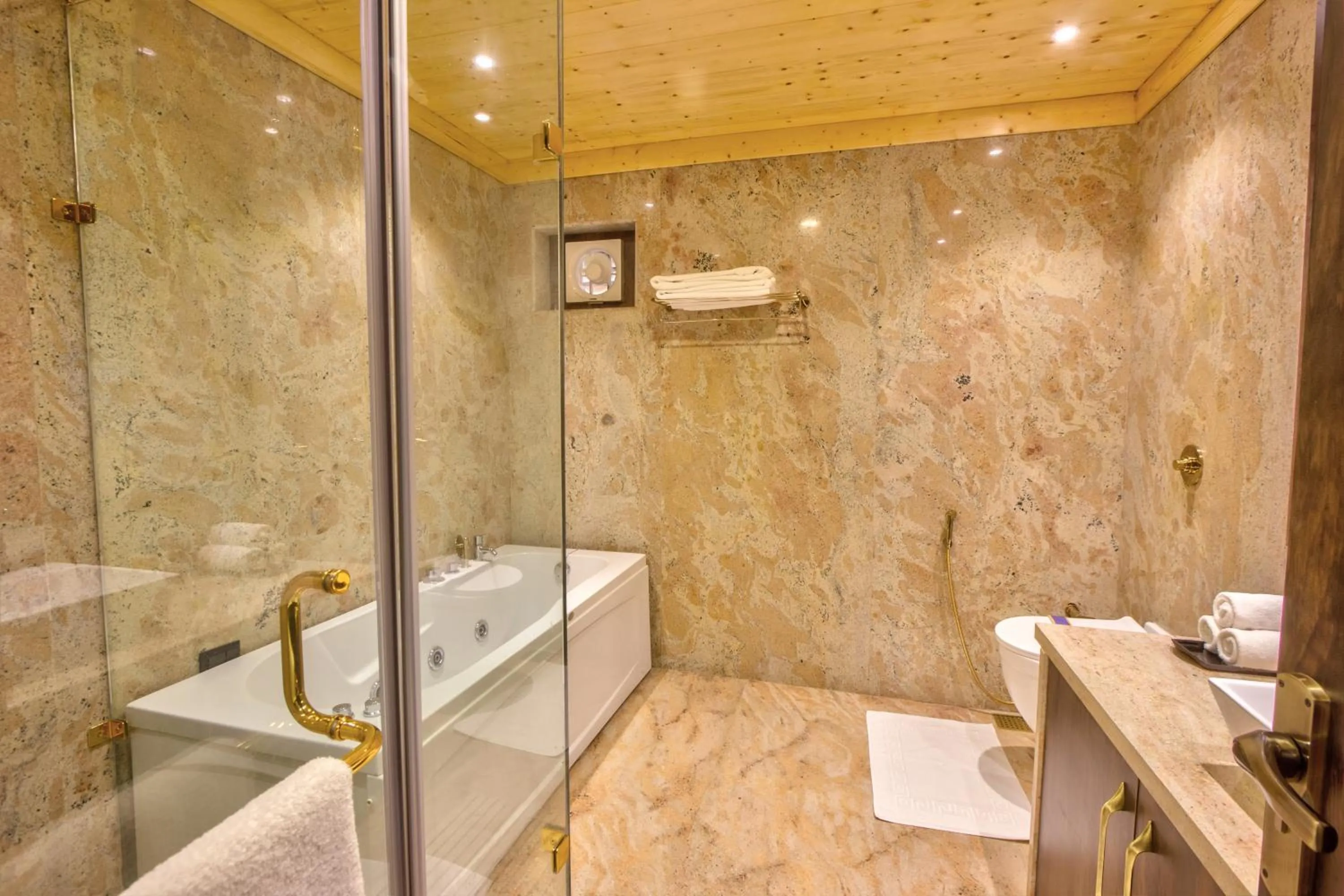 Bath in Span Resort and Spa, Manali