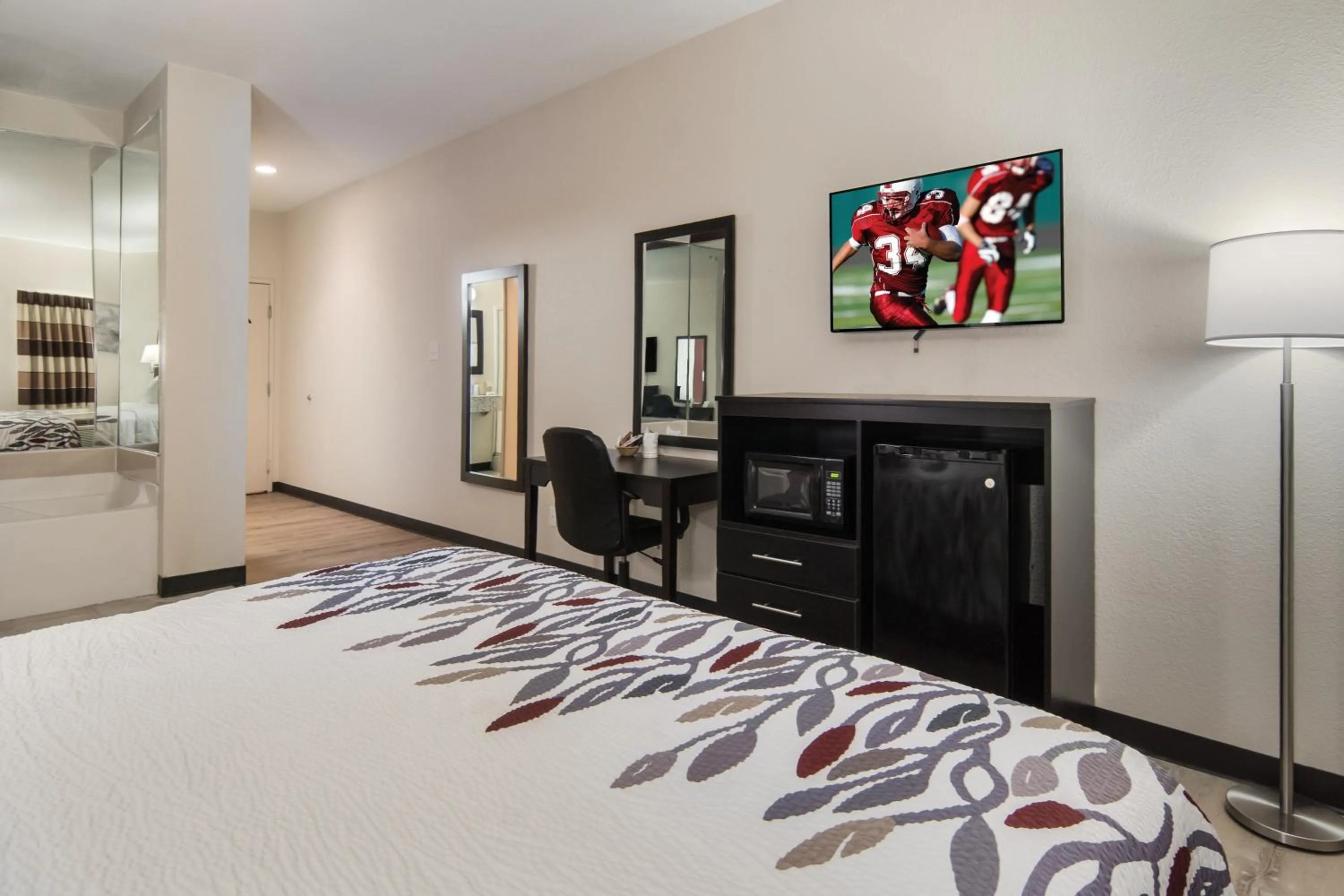 Photo of the whole room, Bed in Red Roof Inn Fort Worth - Saginaw